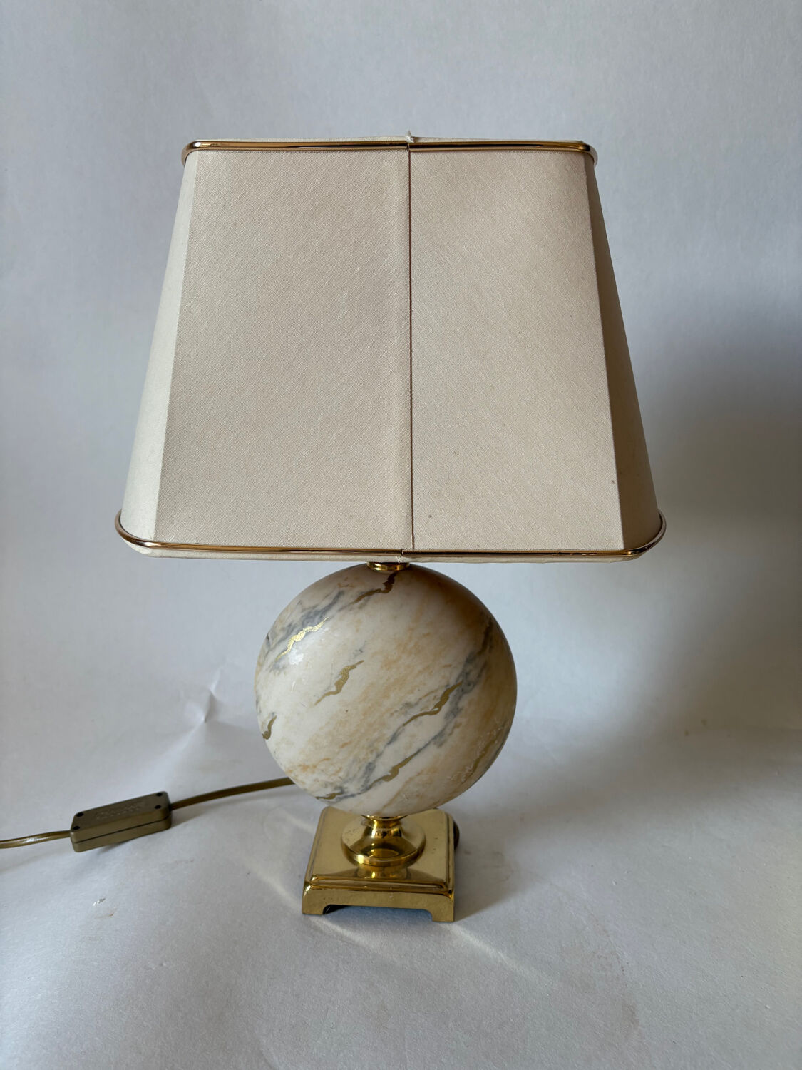 Vintage lamp in marble and brass – Le Dauphin, France