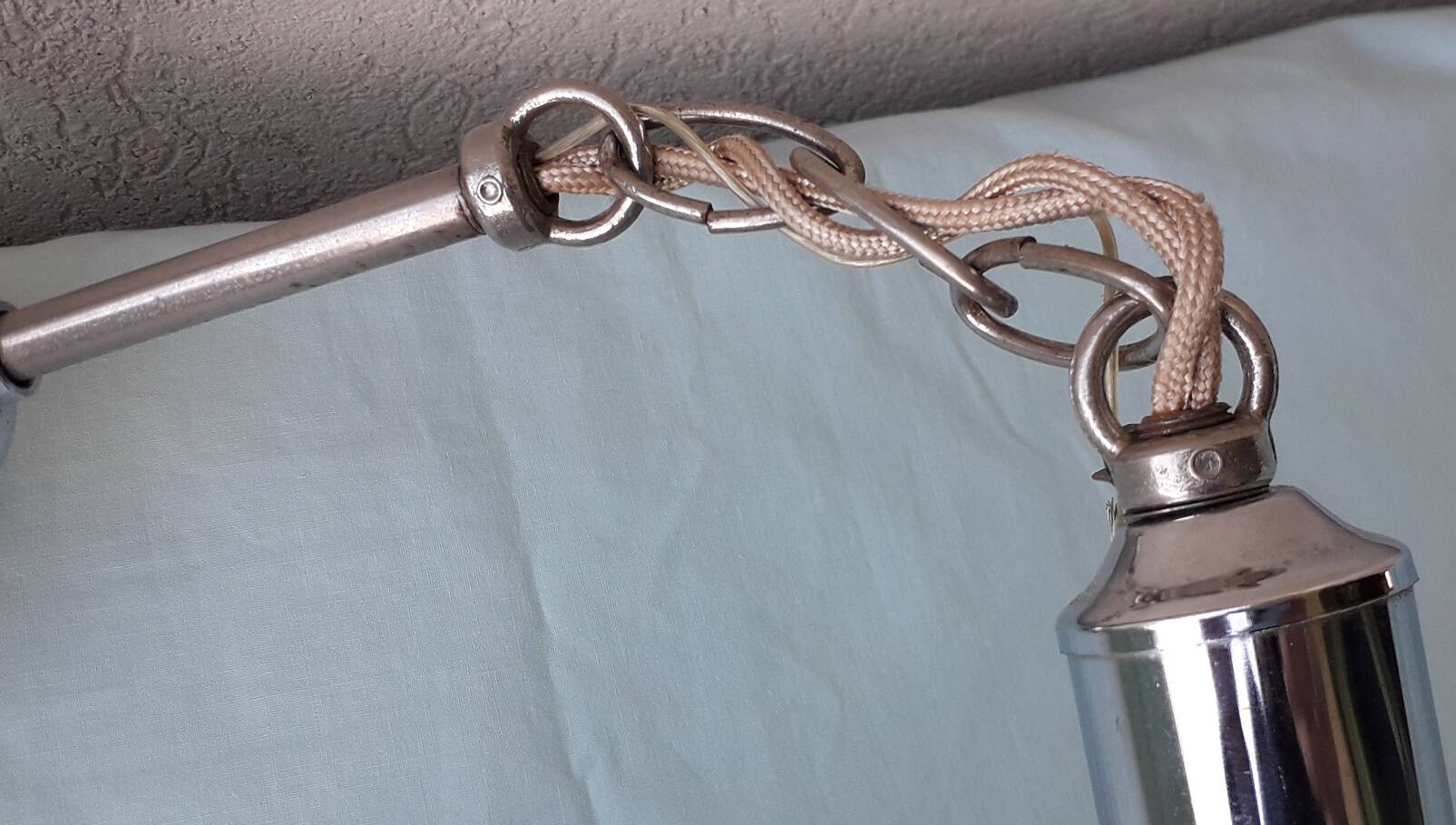 Suspension en verre et métal chromé