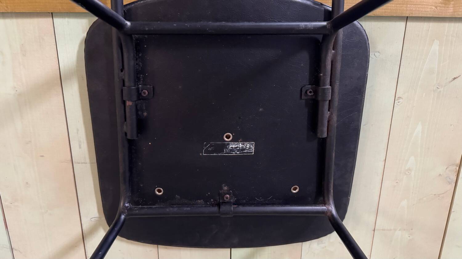 Airborne chair in vintage vinyl