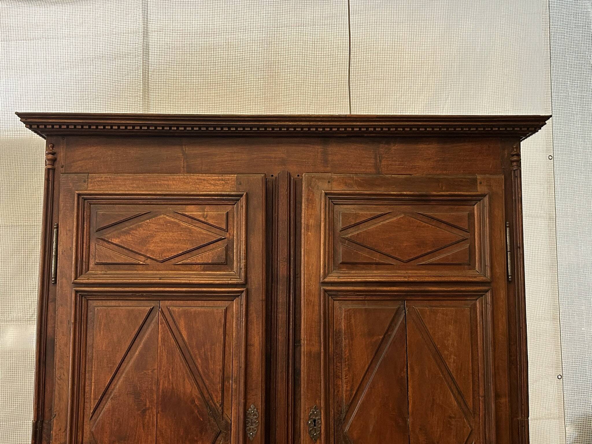 Armoire en noyer massif