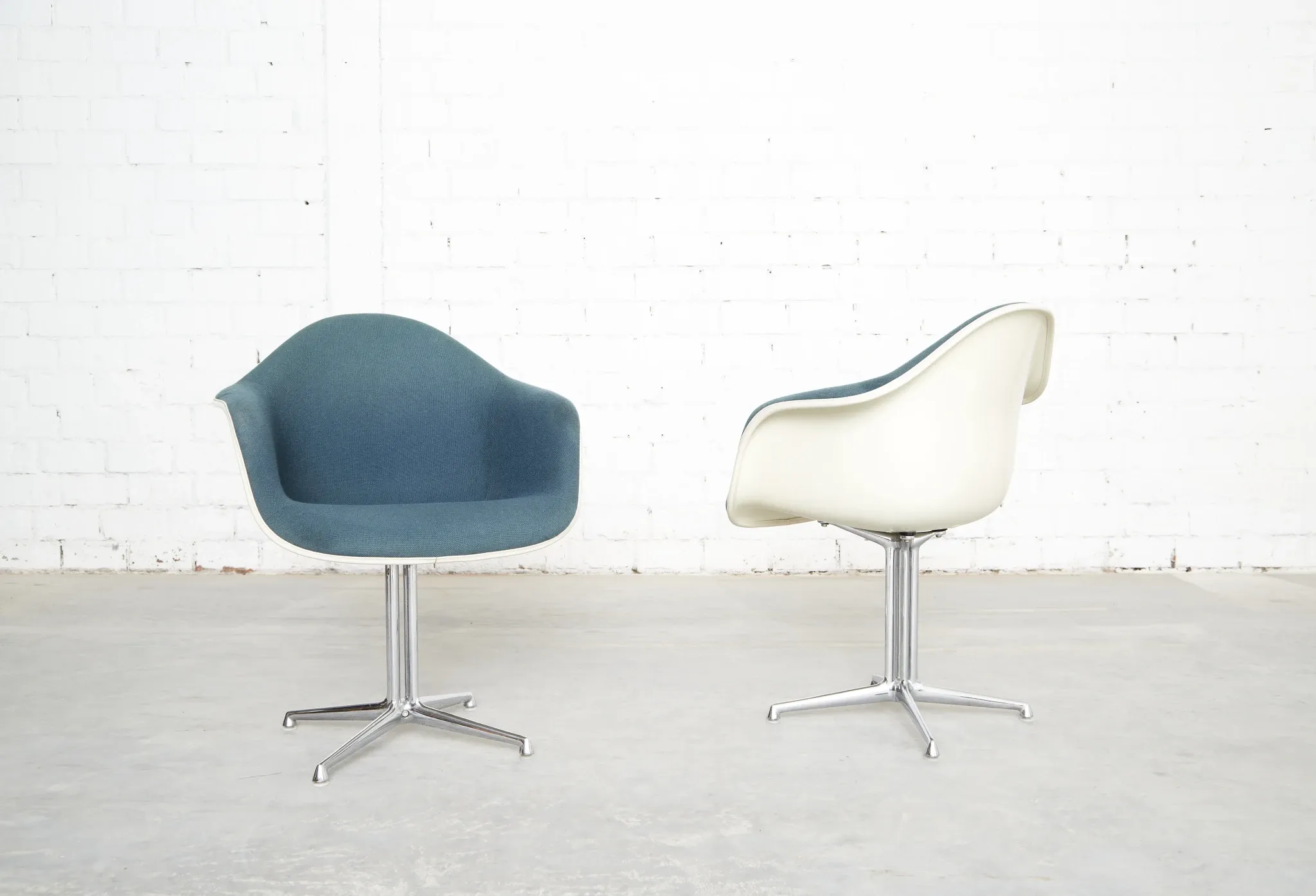Pair dal la fonda fiberglas chair by charles & ray eames for vitra