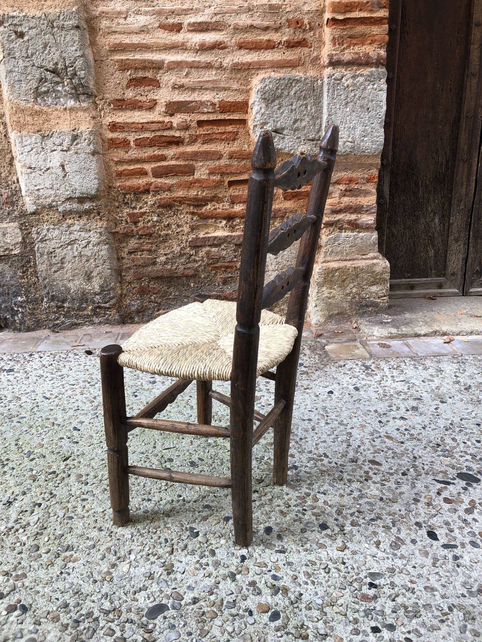 Chaise paillée brutaliste