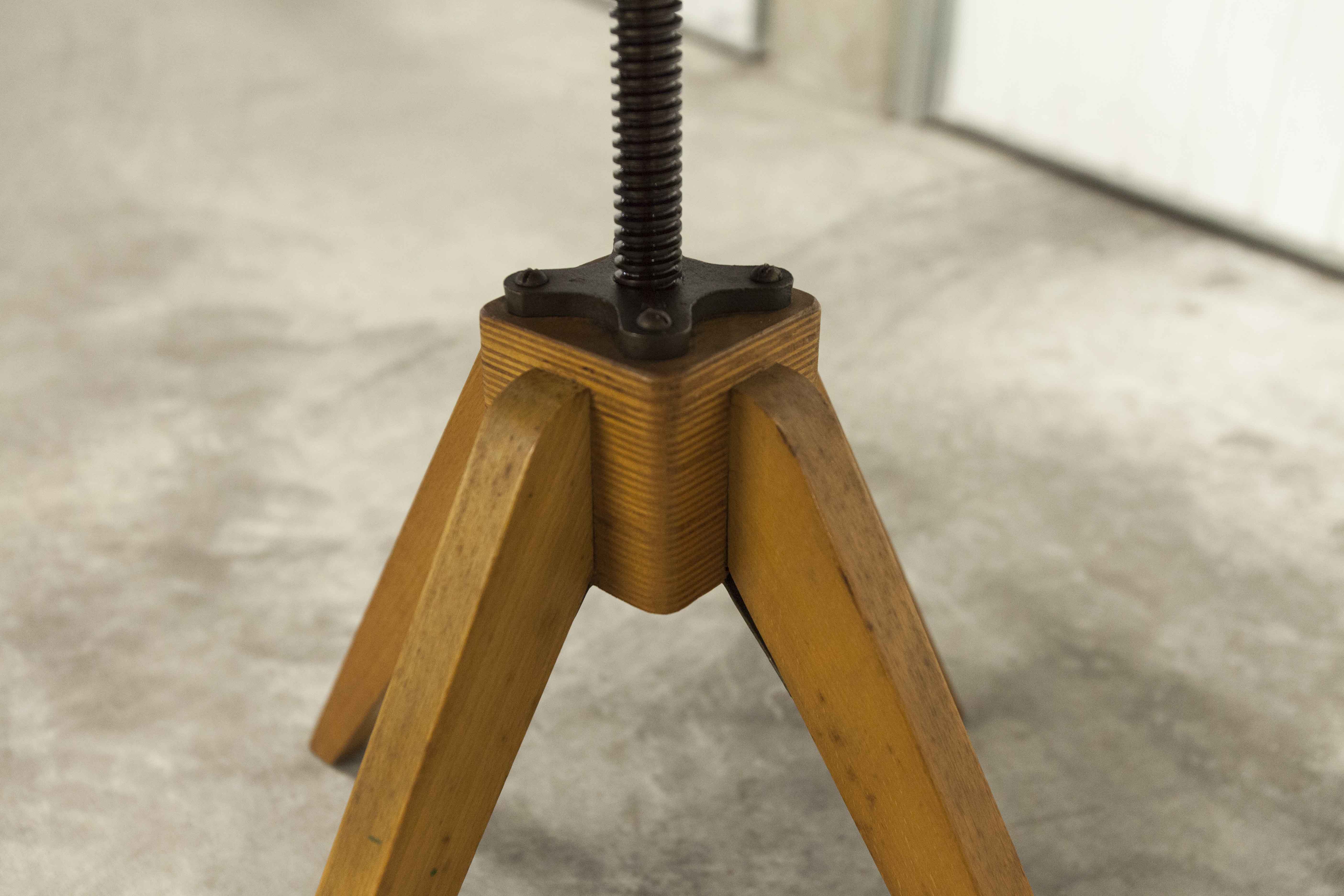 Workshop chair 1950 feet compass skaï red atypical