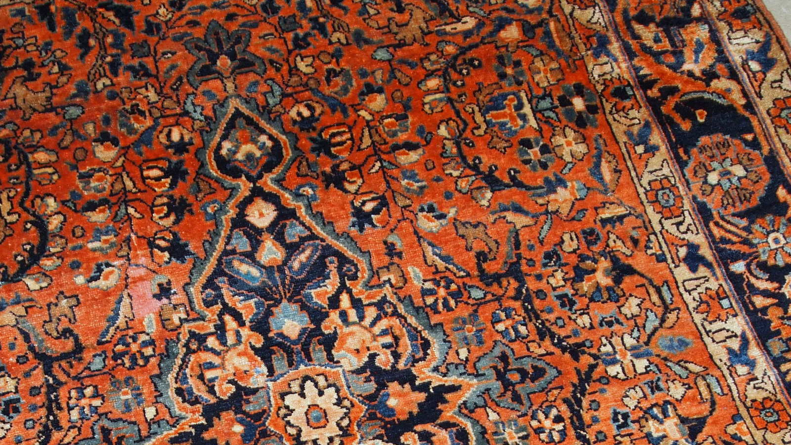 Handmade antique Persian Sarouk rug 4.1' x 6.7' (125cm x 204cm) 1920s
