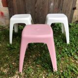 Série de 3 tabourets ancien en plastique blanc & rose vintage