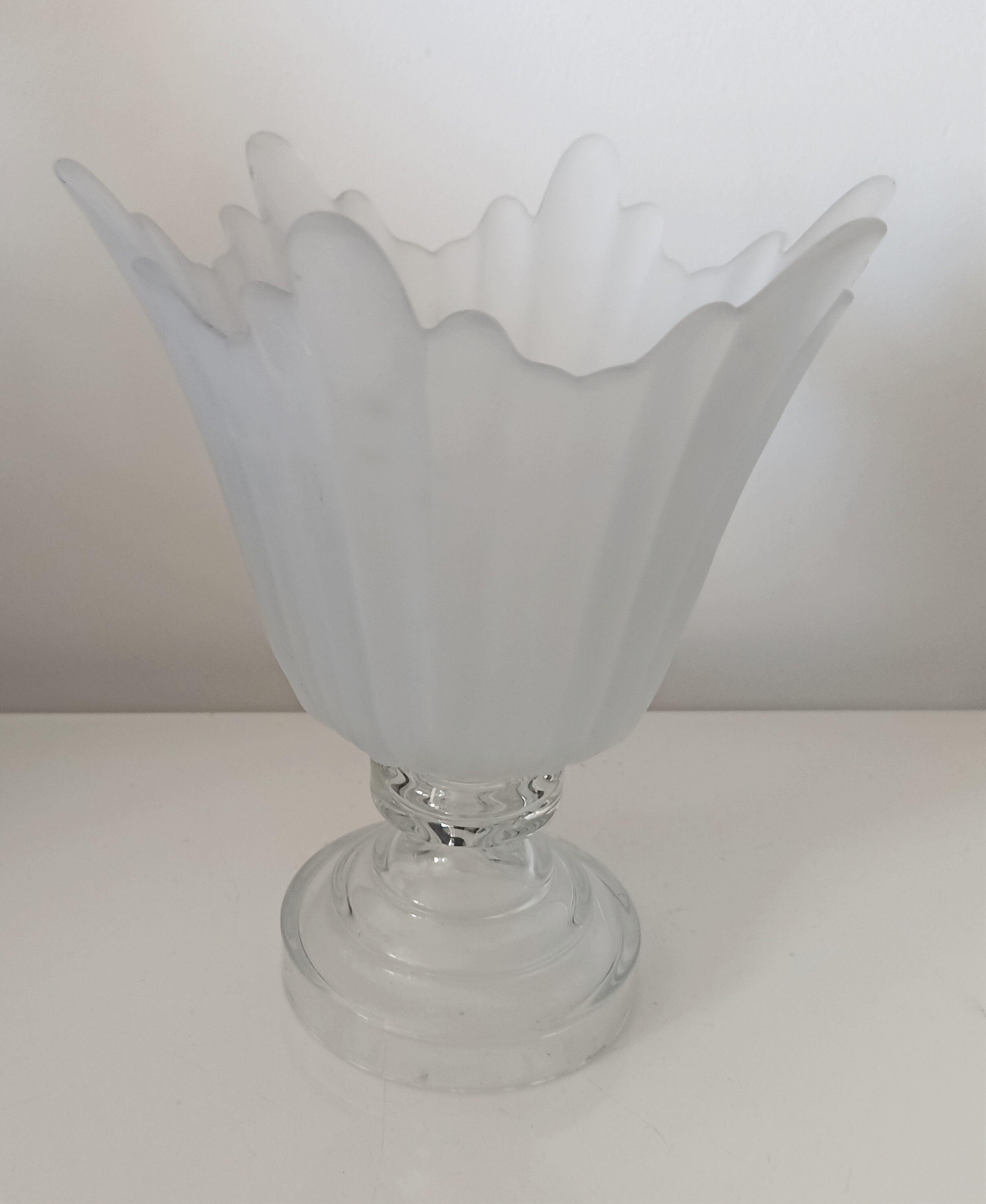 Art deco vase corolla in sandblasted glass