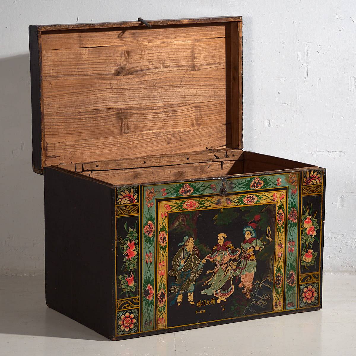 Antique oriental chest with painting of the warrior Yang Mulan (c.1900) #9