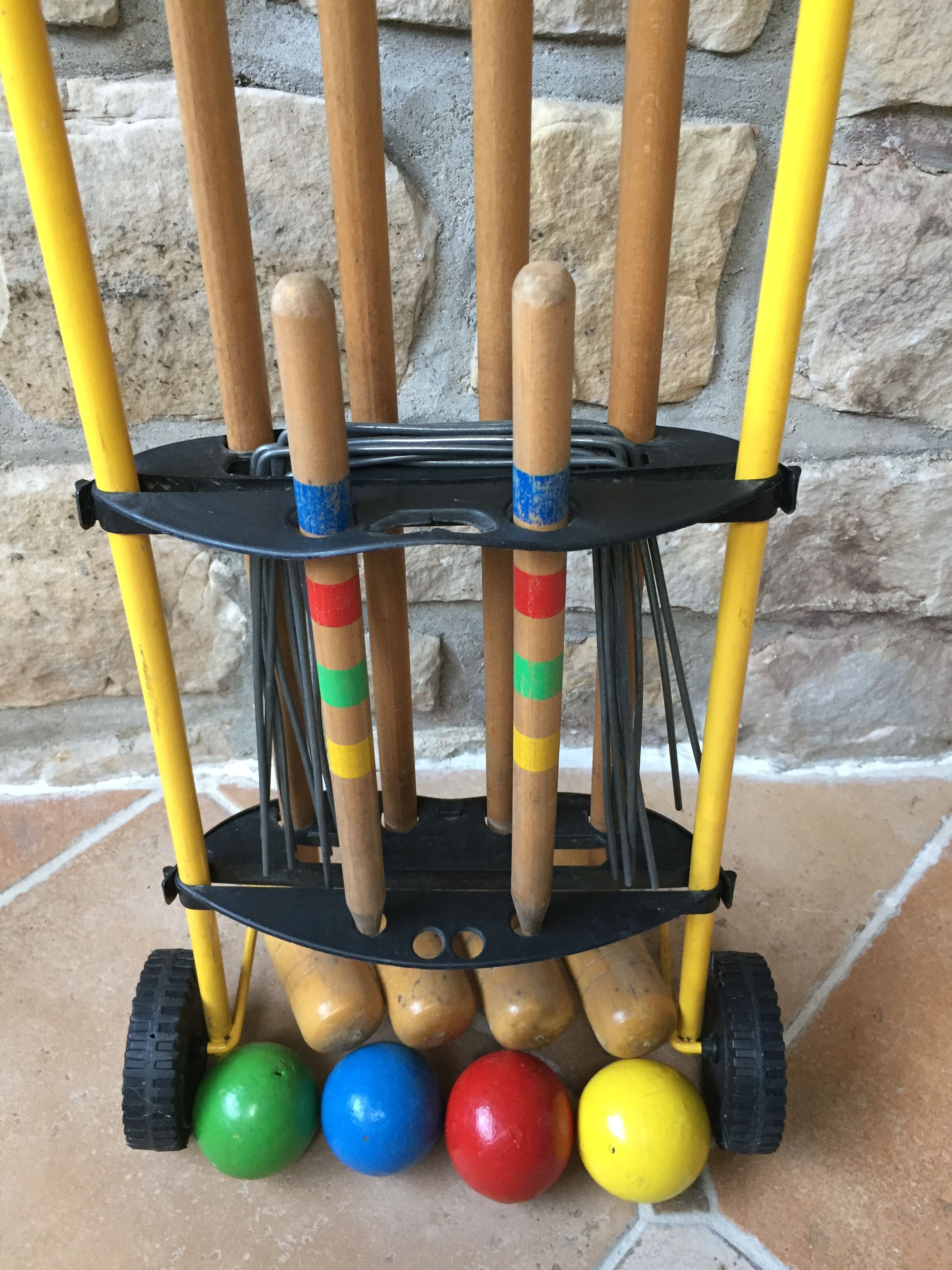 Jeu de croquet ancien en bois dans son charriot à roulettes Selency