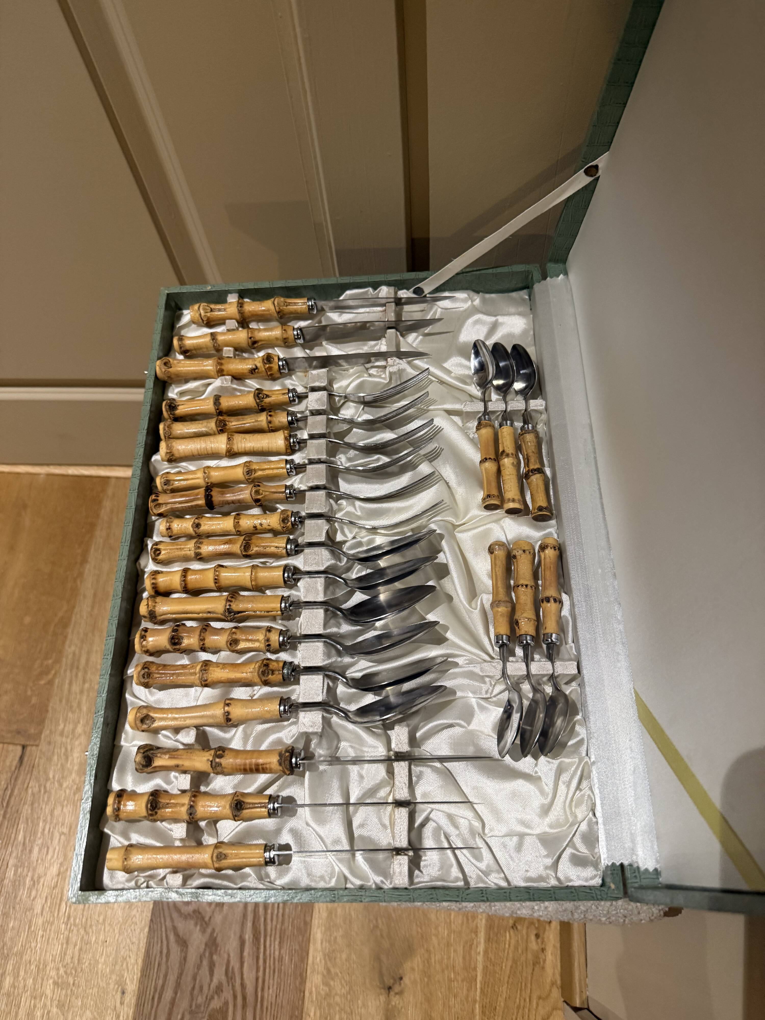 24-piece bamboo cutlery set