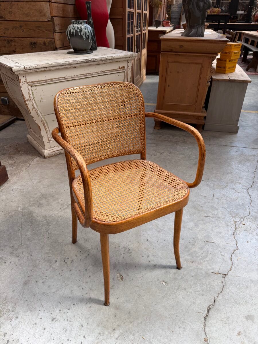Thonet chair no. 811 in bent wood, design by Josef Hoffman.