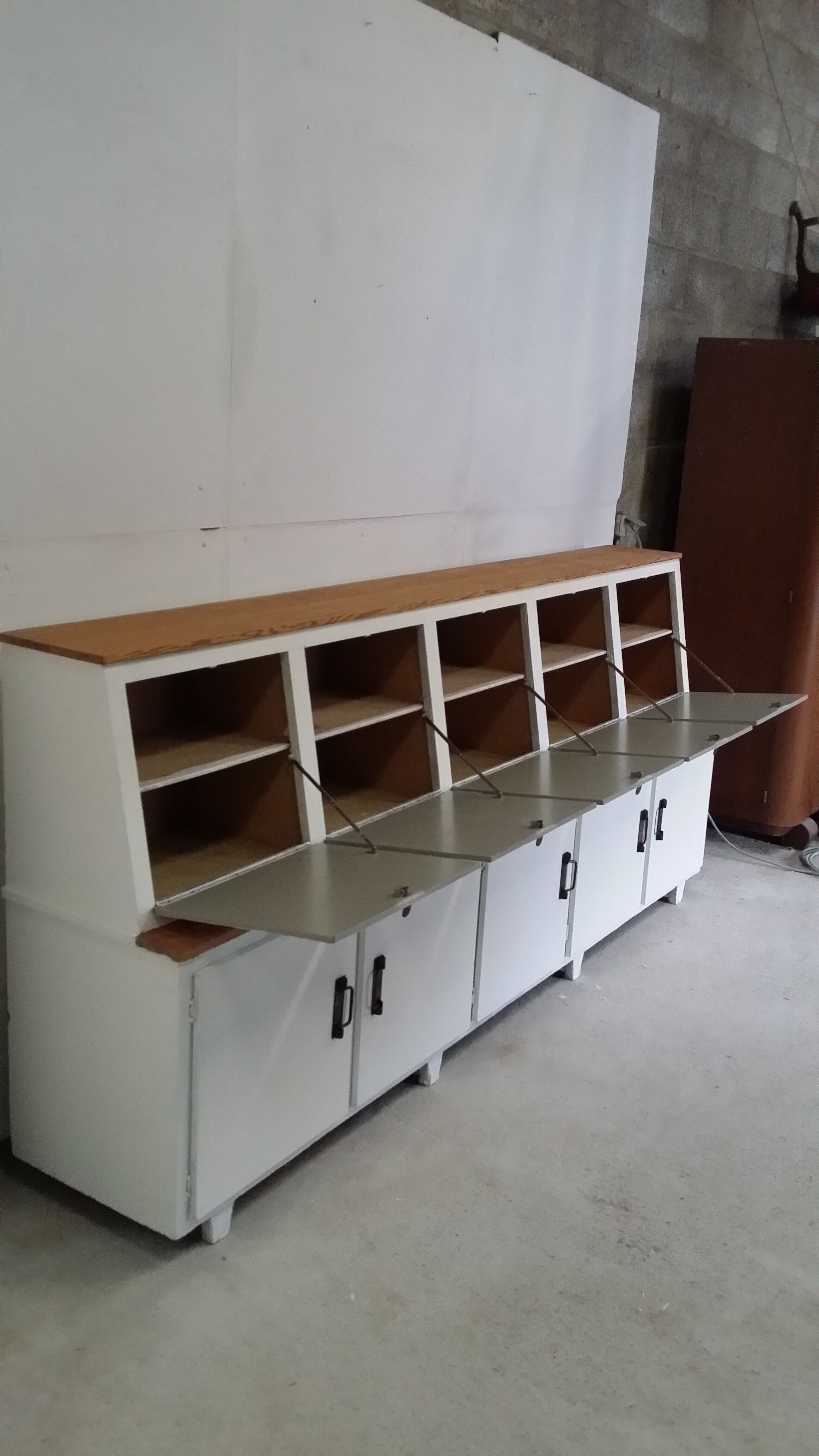 Ancien meuble d'atelier en bois