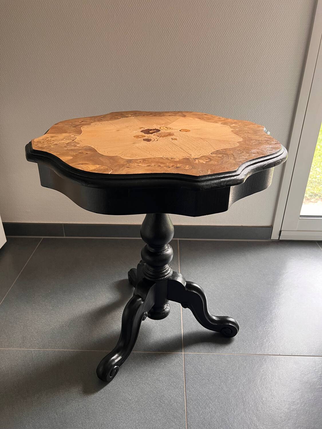 Guéridon ancien rénové avec marqueterie fleur