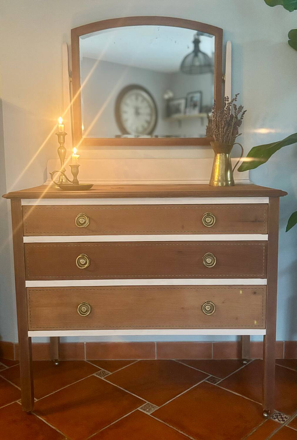 Commode ancienne française en merisier avec miroir – restaurée et peinte