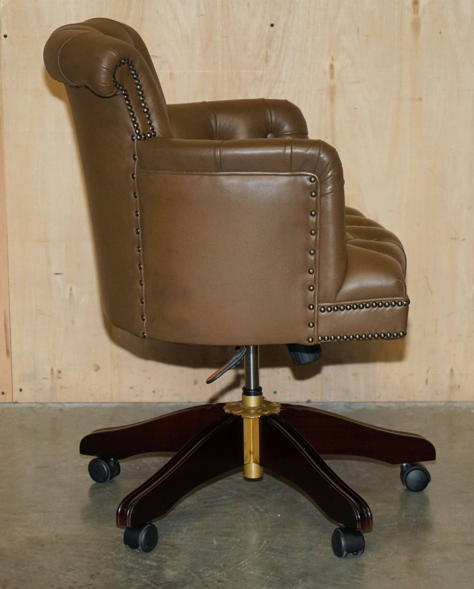 Fauteuil de bureau Chesterfield capitonné cuir George Smith