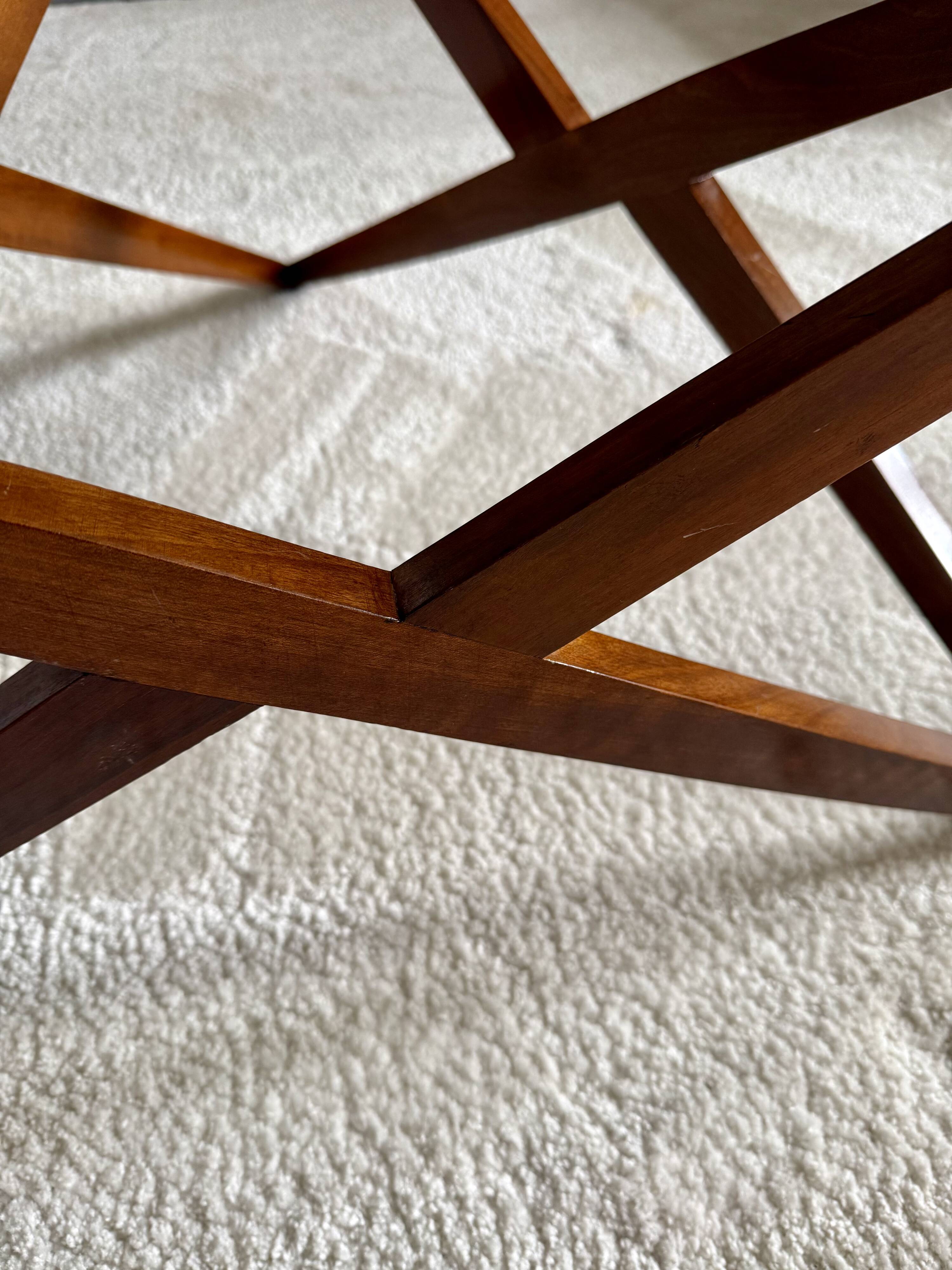 Table basse piétement sculptural par Angelo Ostuni
