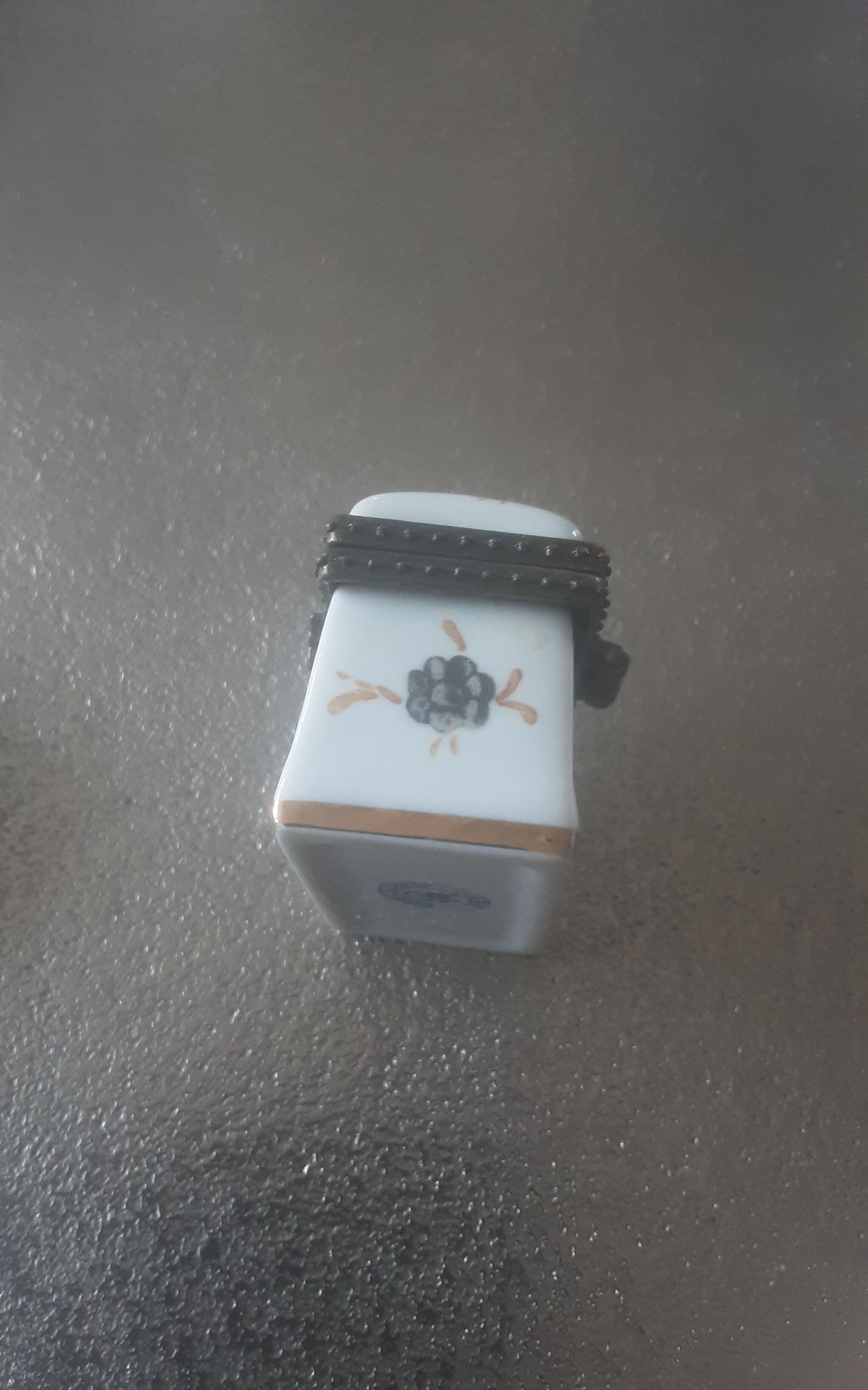 Lot 2 porcelain boxes Art