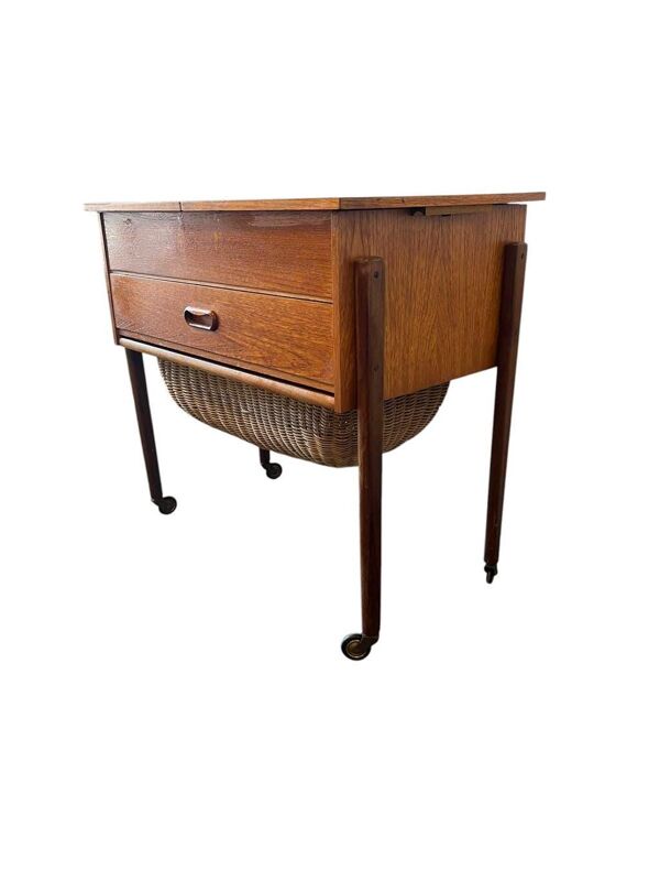 Mini commode/boîte à couture vintage en bois sur roulettes