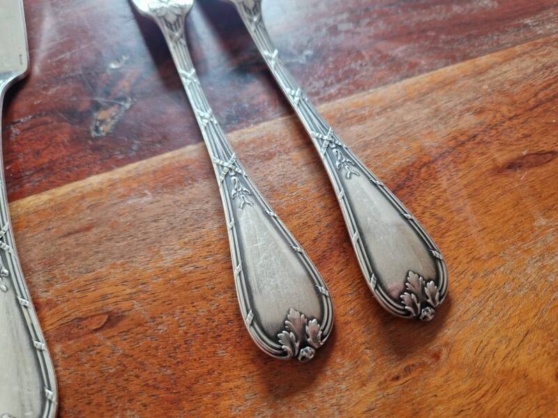 Christofle, Paris - Set of 12 fish knives - crossed ribbons model