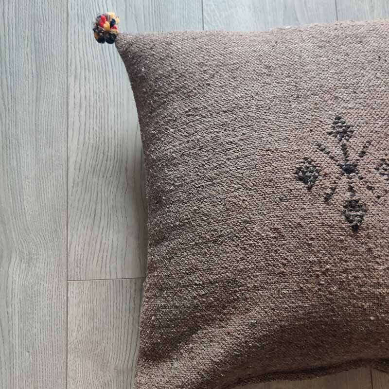 Coussin marocain marron à pompon en coton