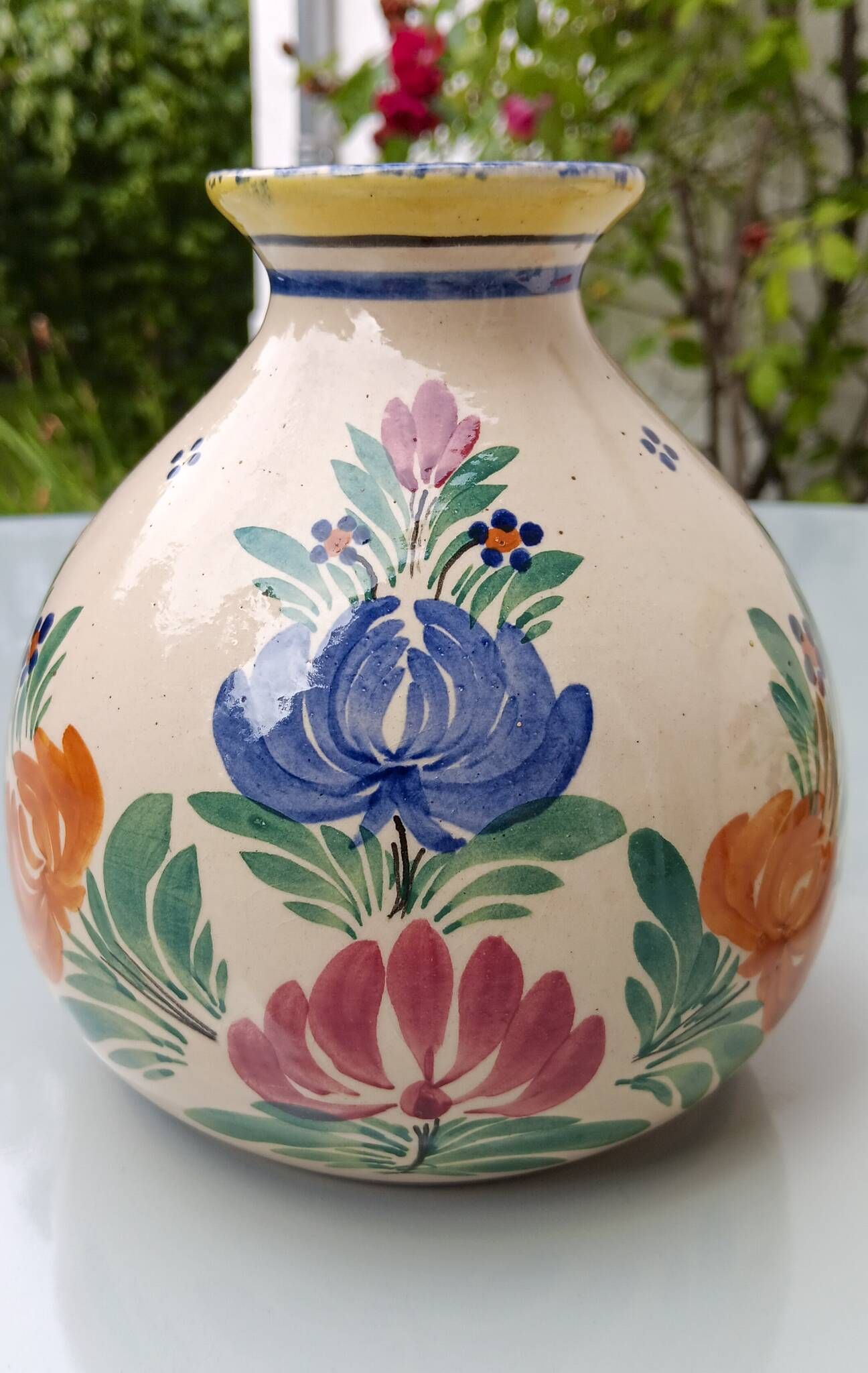 2 vases by Henriot Quimper, 1950 in very good condition.