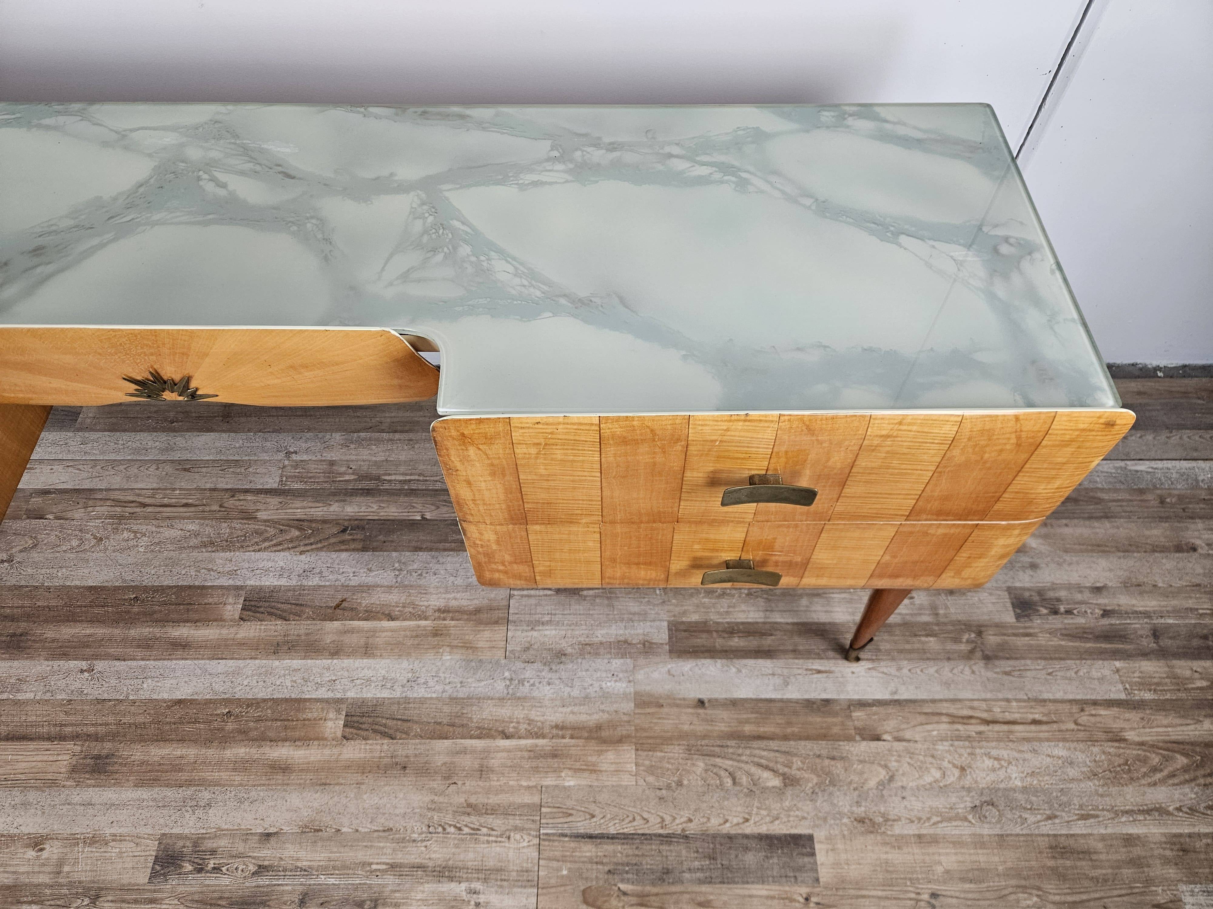 Commode en érable et verre du milieu du siècle des années 1950