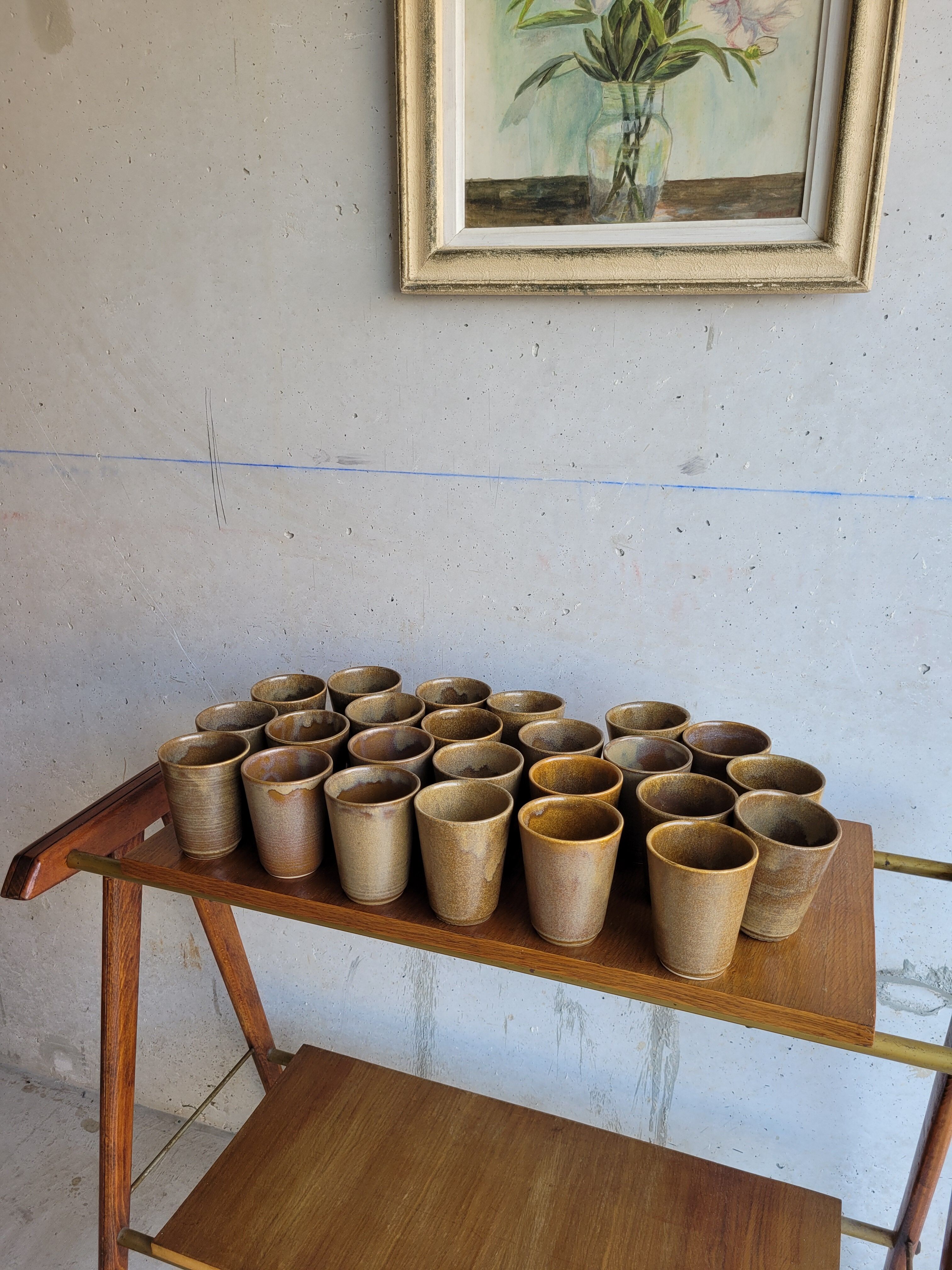24 verres en grès marron vintage