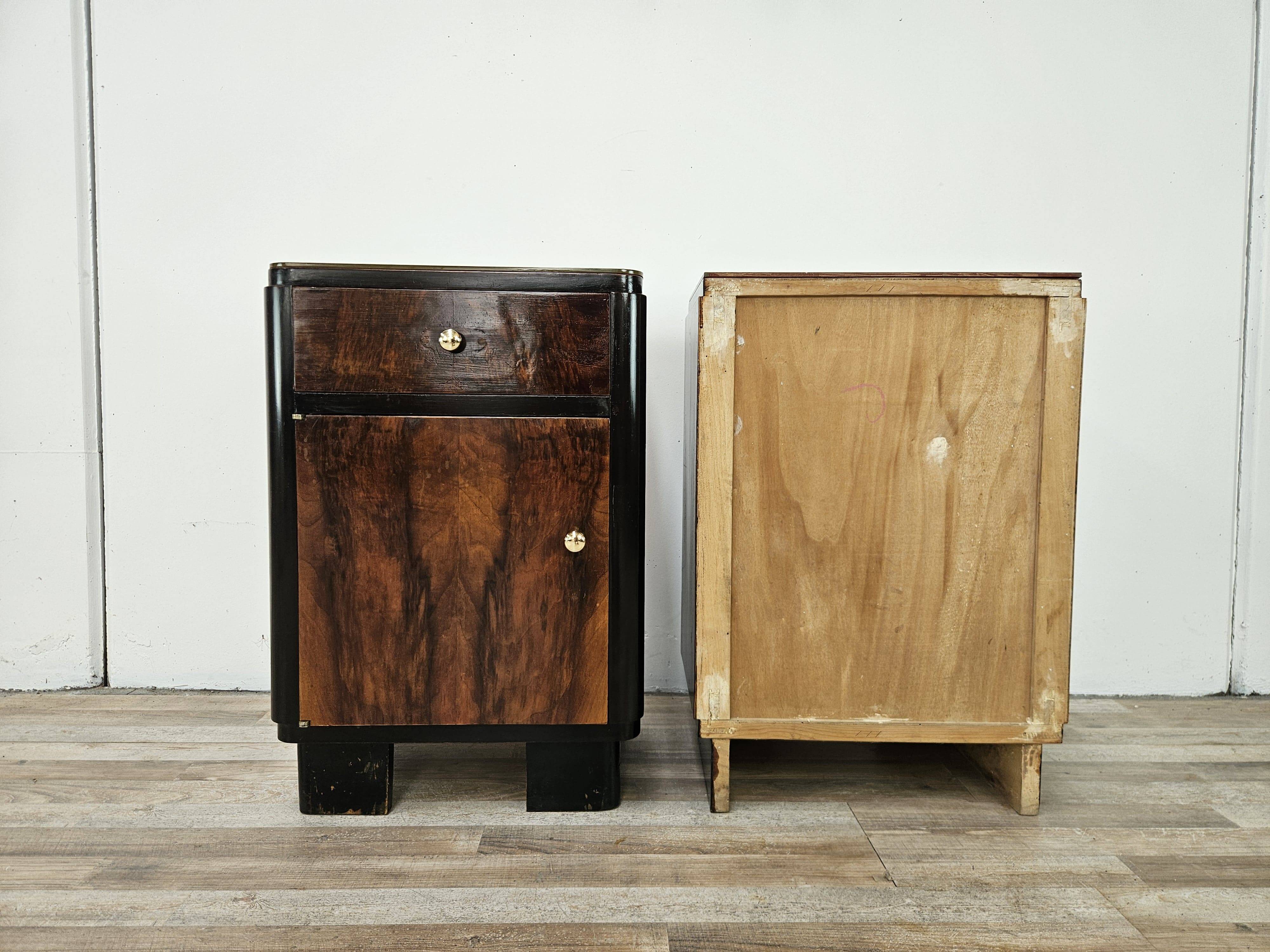 Art Decò bedside tables in walnut burl with pink glass top