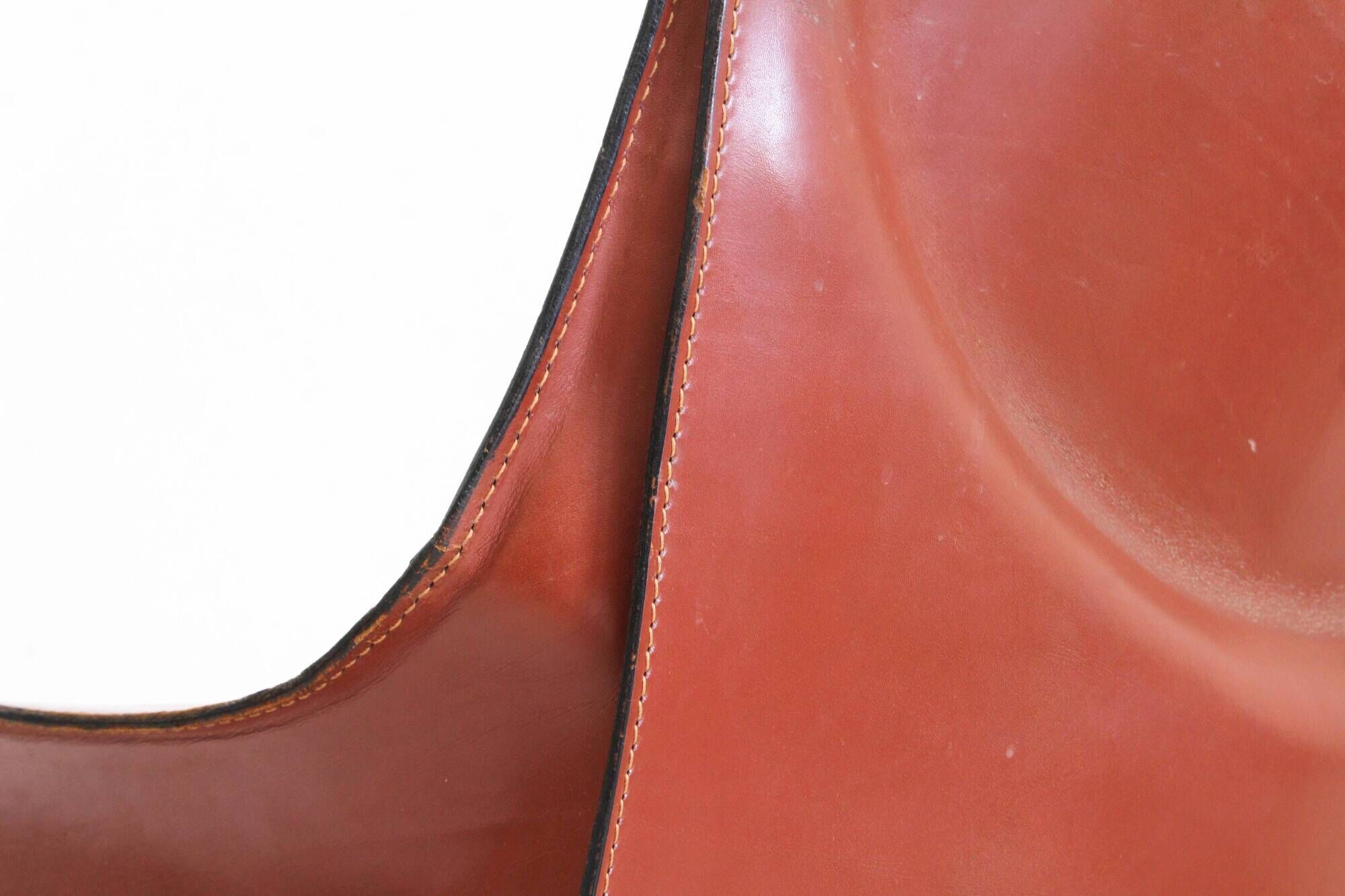 Fauteuil Cassina Cab 414 de Mario Bellini en cuir bordeaux Ital
