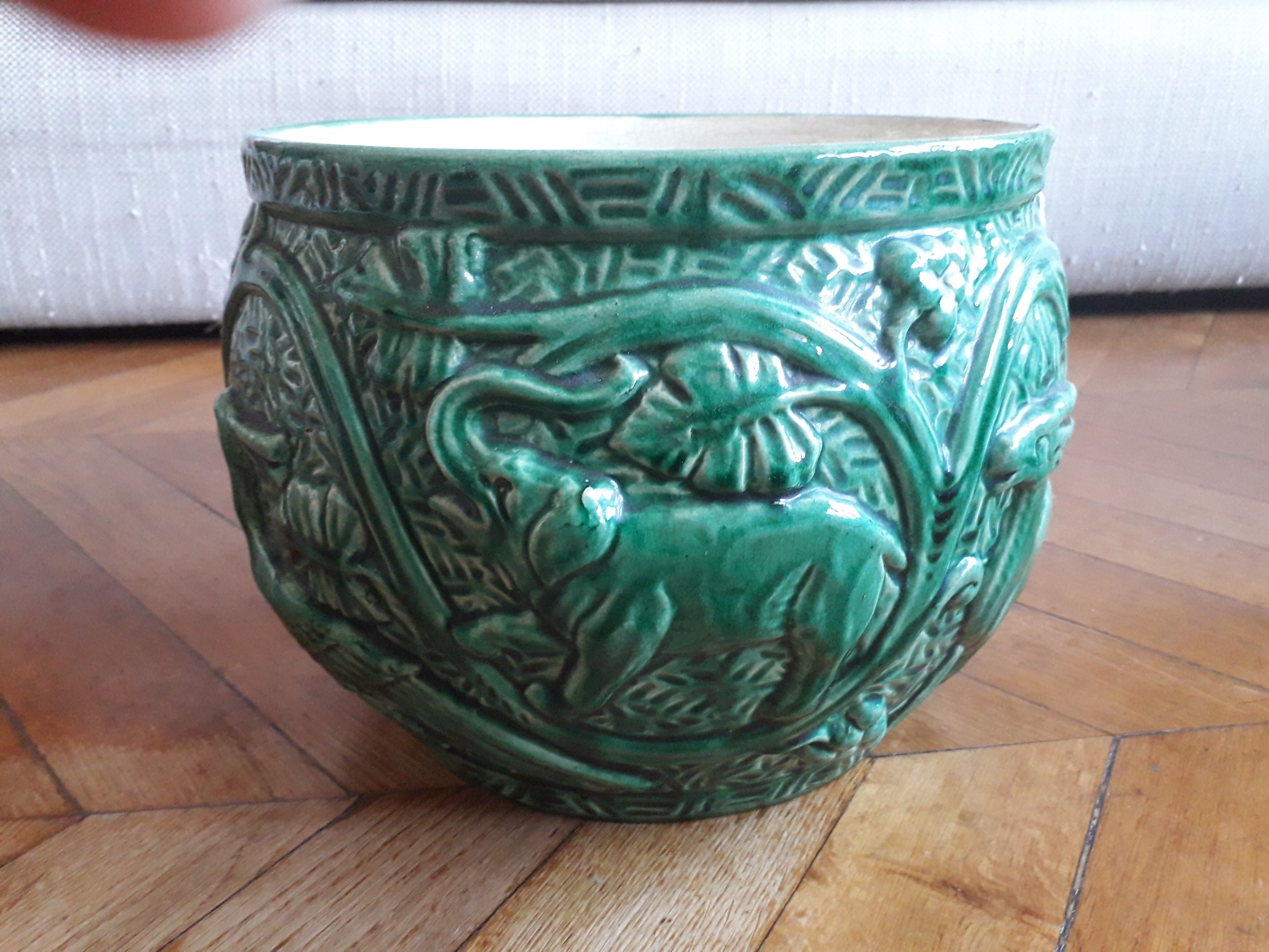 Slurry ceramic with animal décor