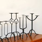 Pair of twisted tripod candlesticks in black iron, brutalist, 1970 - 44 cm