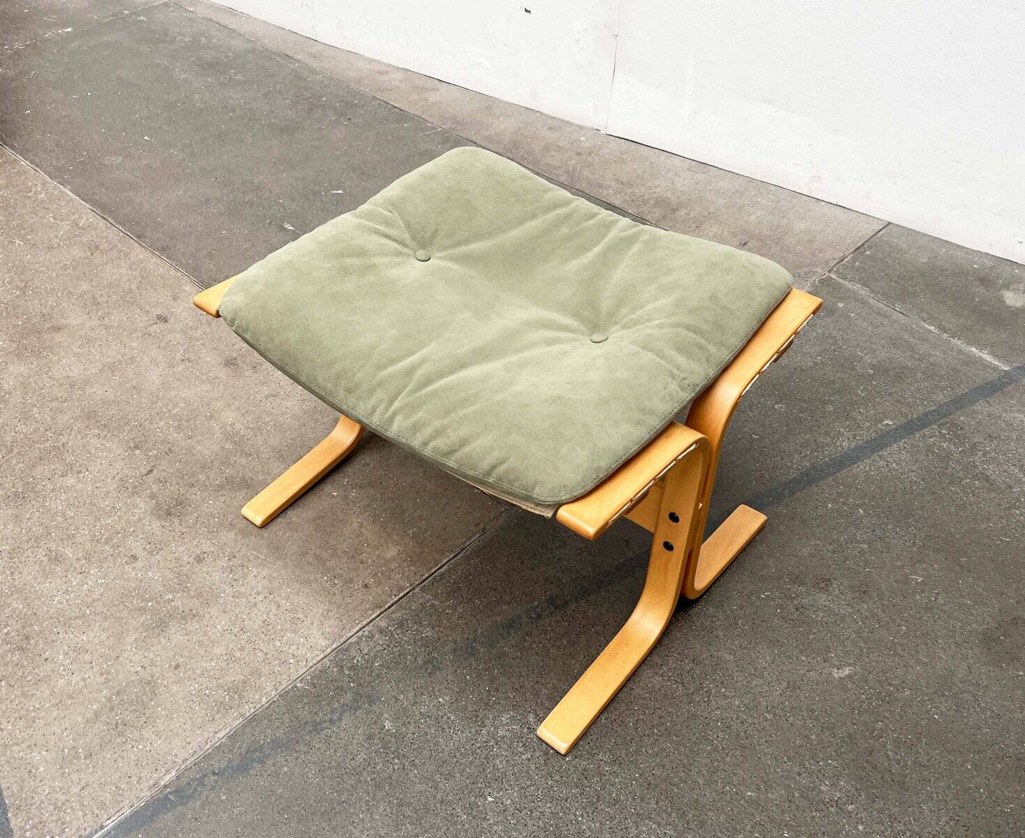 Mid-century Norwegian Siesta pouf in nubuck leather by Ingmar Relling for Westnofa, 1960s.