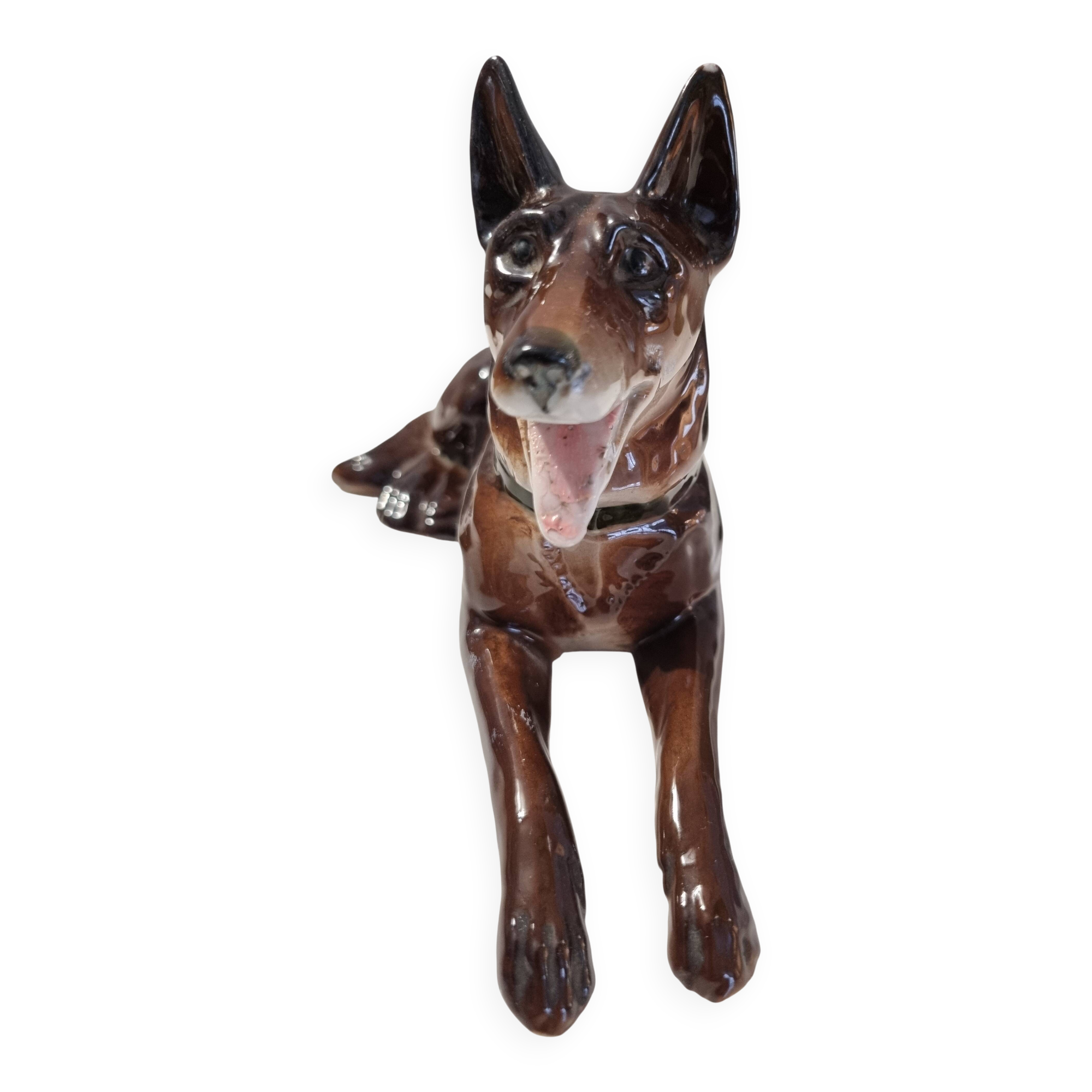 Chien couché émaillé