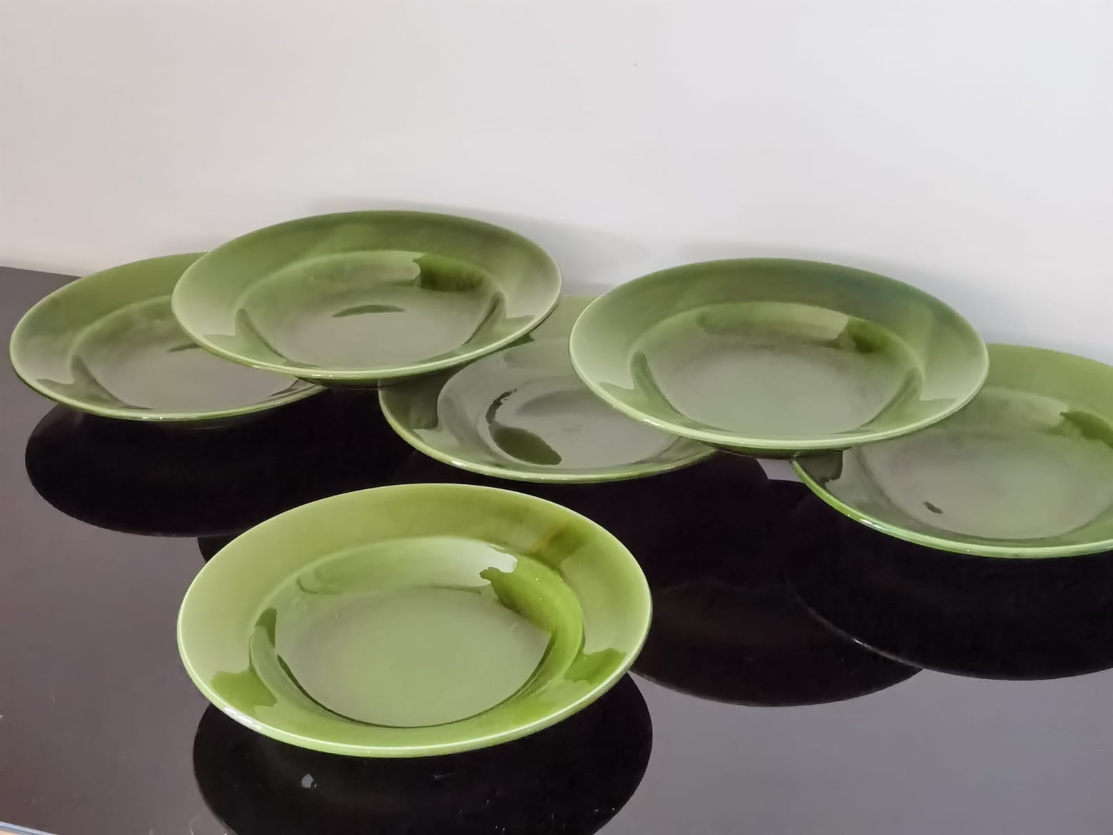 Hollow plates in glazed glazed ceramic green
