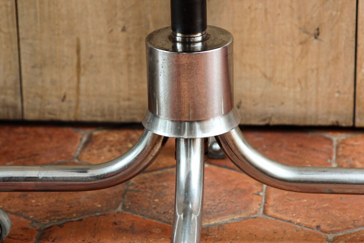 Swivel office chair, on wheels