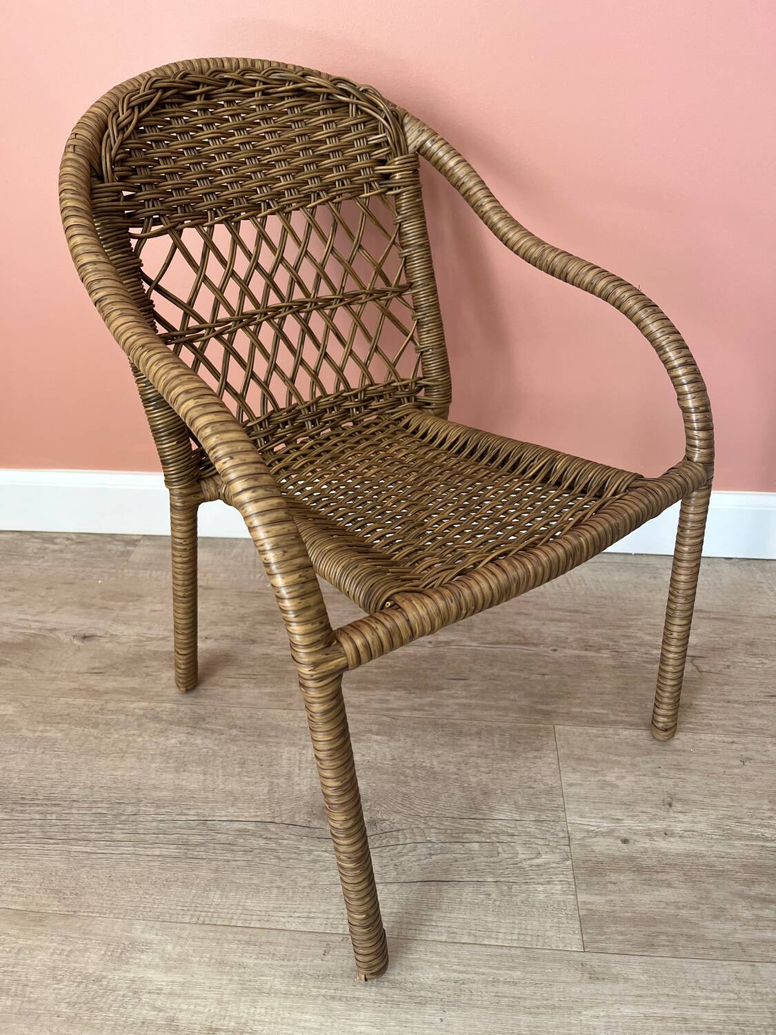 Small children's chair in beige scoubidou.