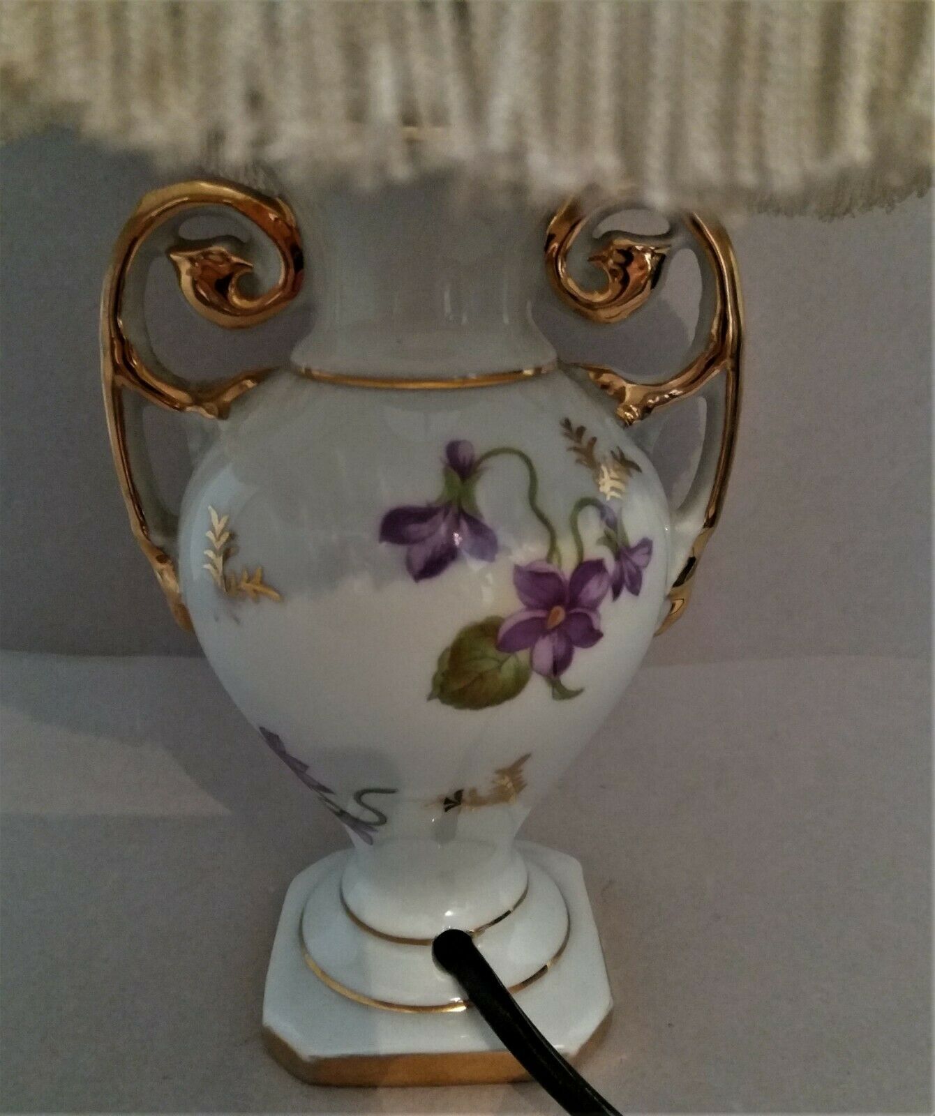 Small porcelain bedside lamp décor violets perfect working condition