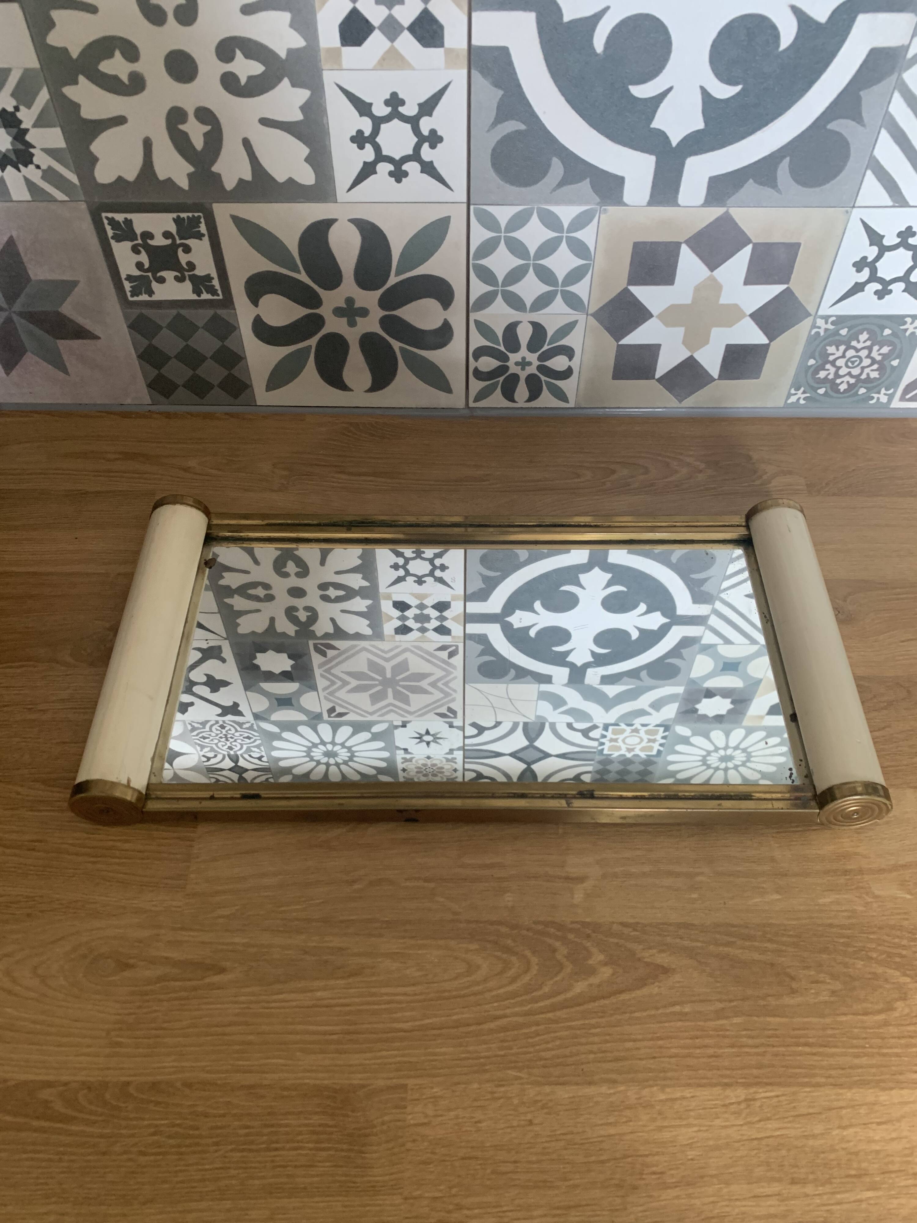 Vintage 1950s roller mirror plateau in very good condition.