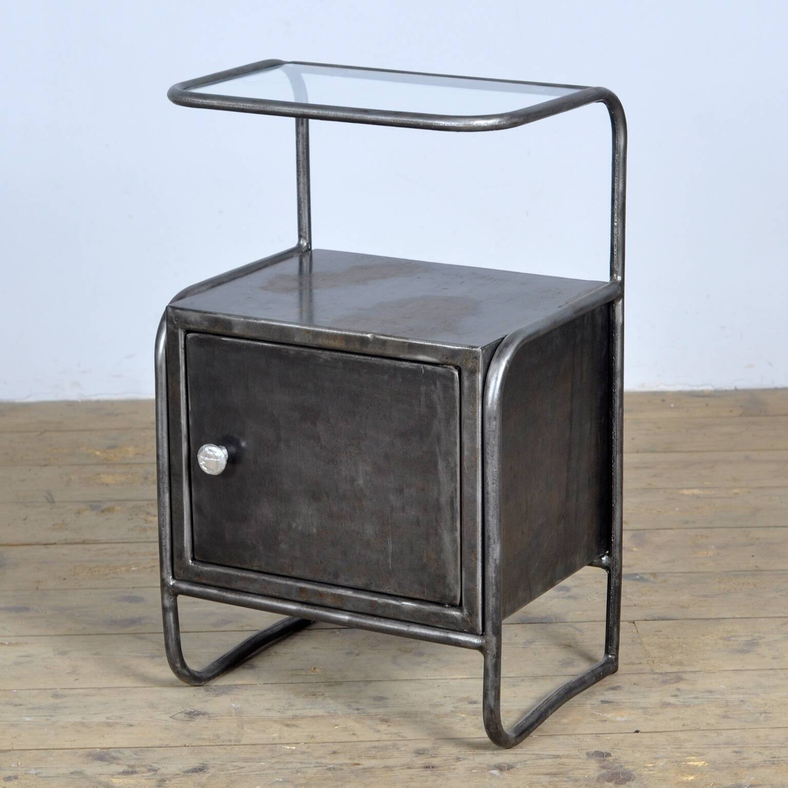 Ensemble de tables de chevet en fer, vers 1950