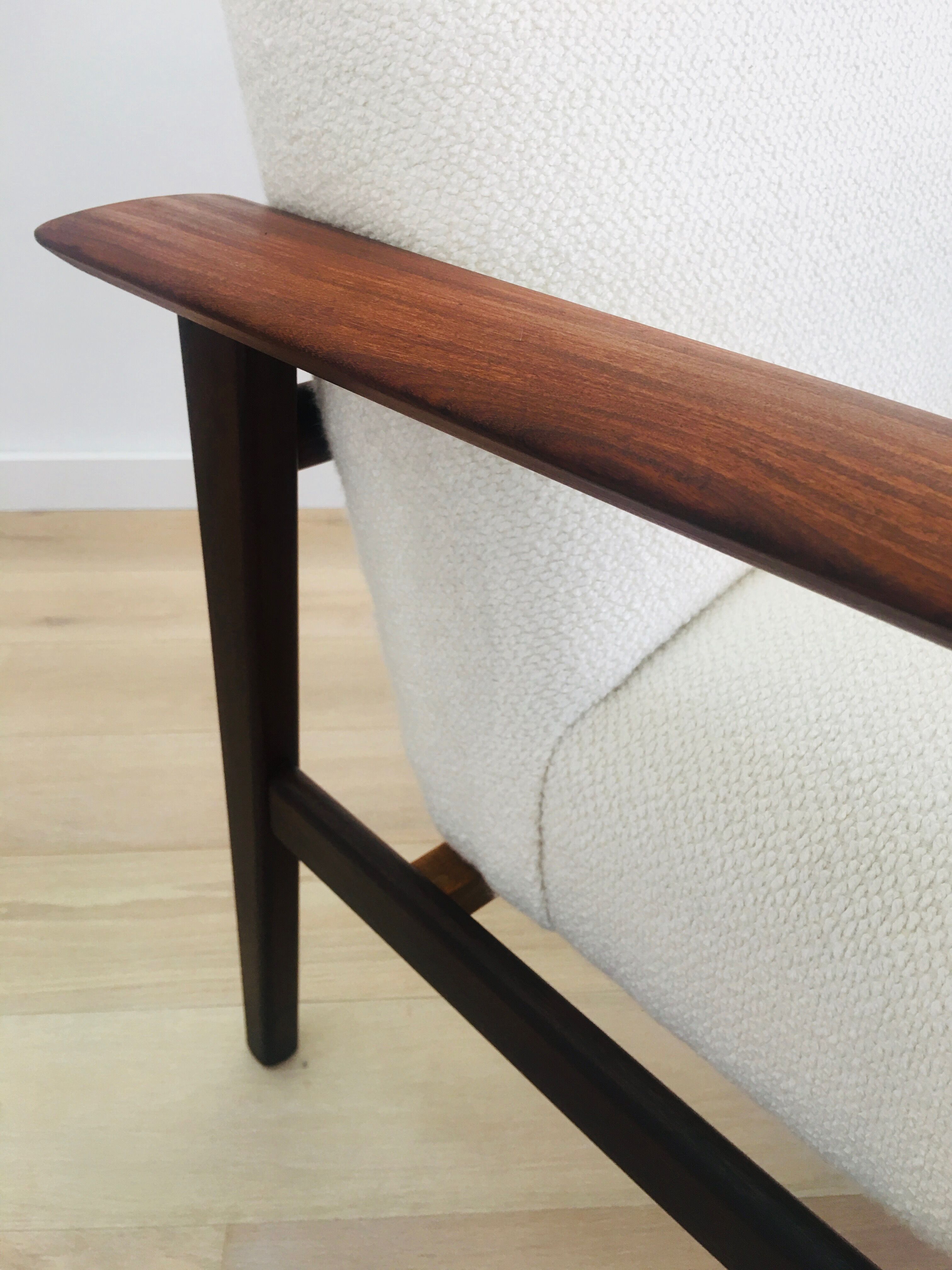 Scandinavian armchair with Lelièvre ecru buckle fabric