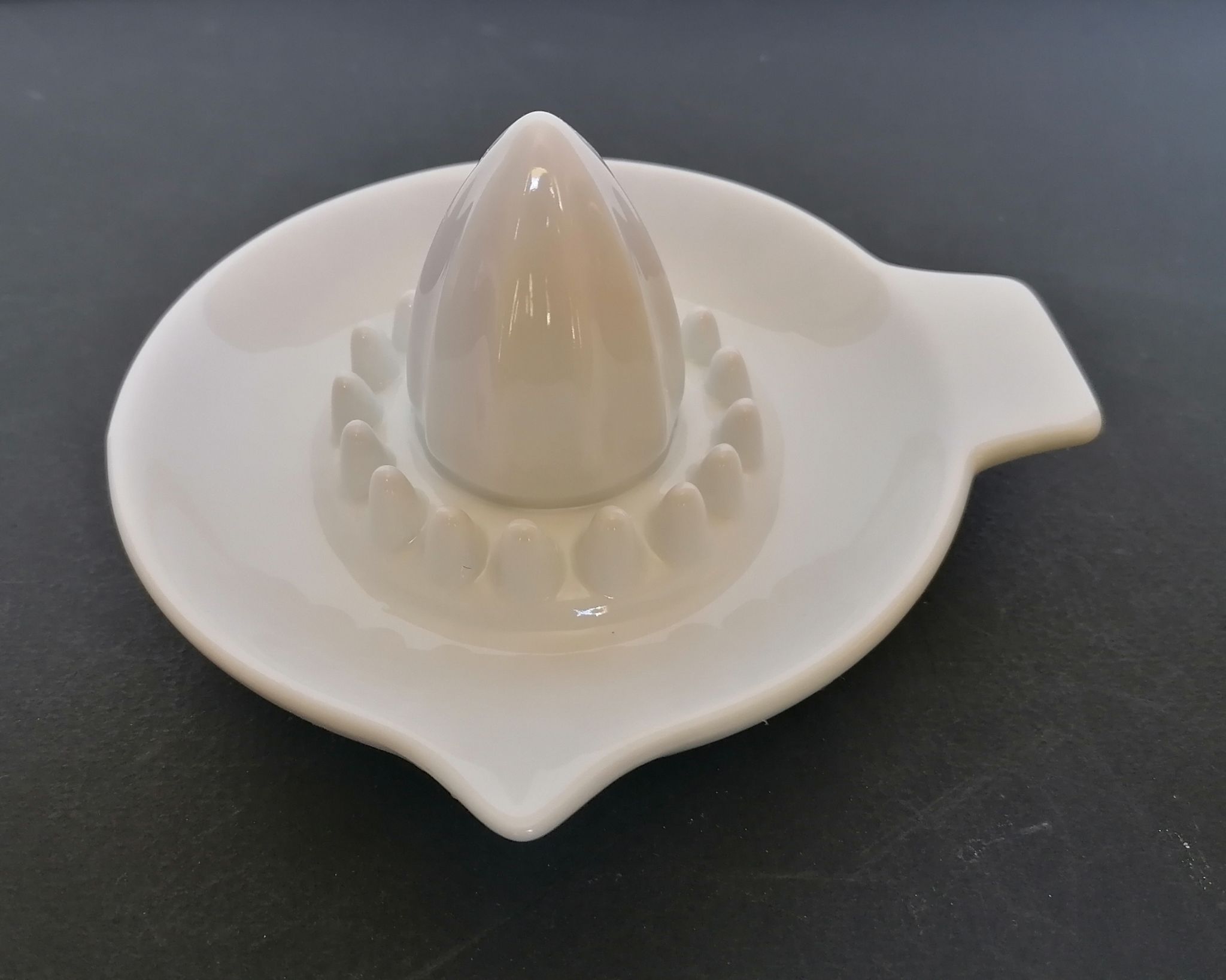 Presse agrume porcelaine blanche ancienne