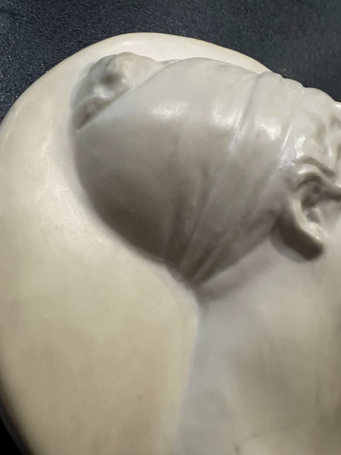 Sculpture relief femme