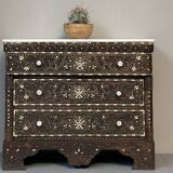 Coffre de mariage syrien avec incrustations de nacre et plateau en marbre, milieu du siècle