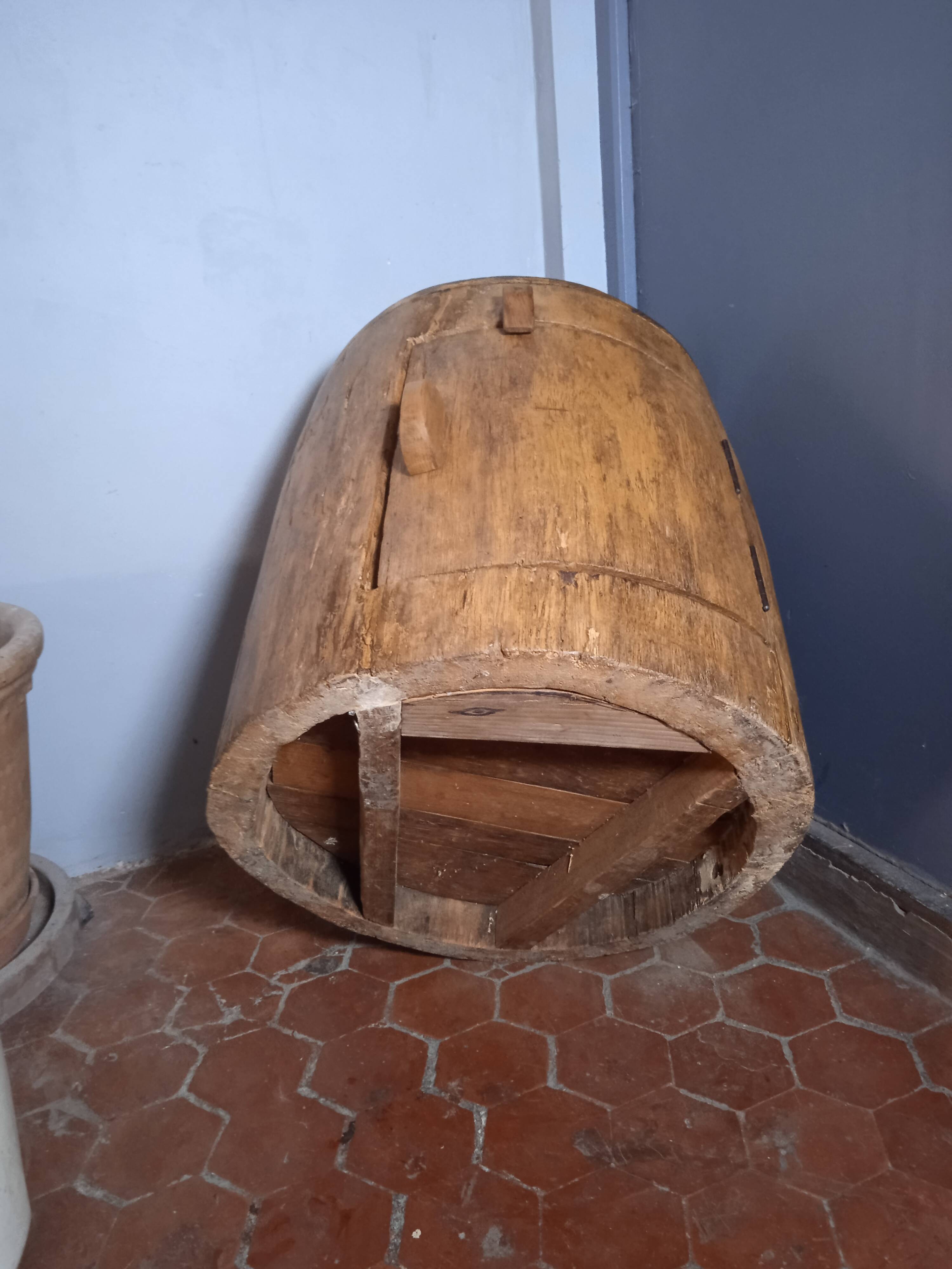 Hollow palm tree trunk; Mini bar; bedside table; occasional furniture; corner furniture;