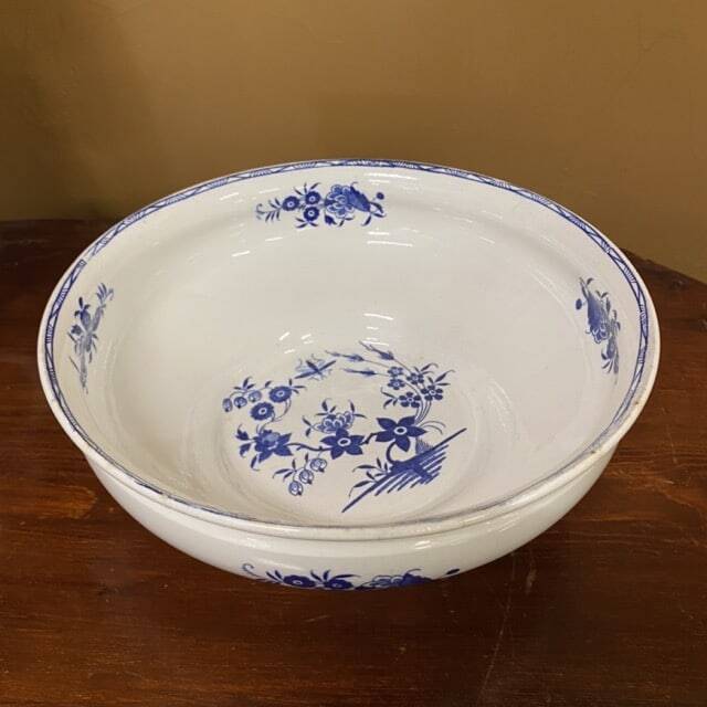 Salad bowl in Tournai porcelain, Boch Frères, fly decoration