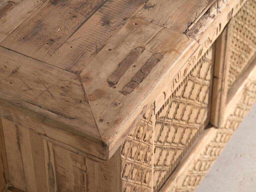 Buffet bas ancien sculpté en bois de sapin – Chine, vers 1900