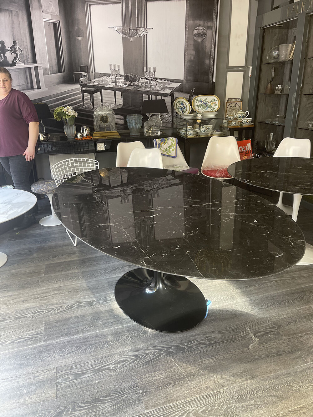 Saarinen & Knoll International: Tulip table, marble marquina and black rilsan