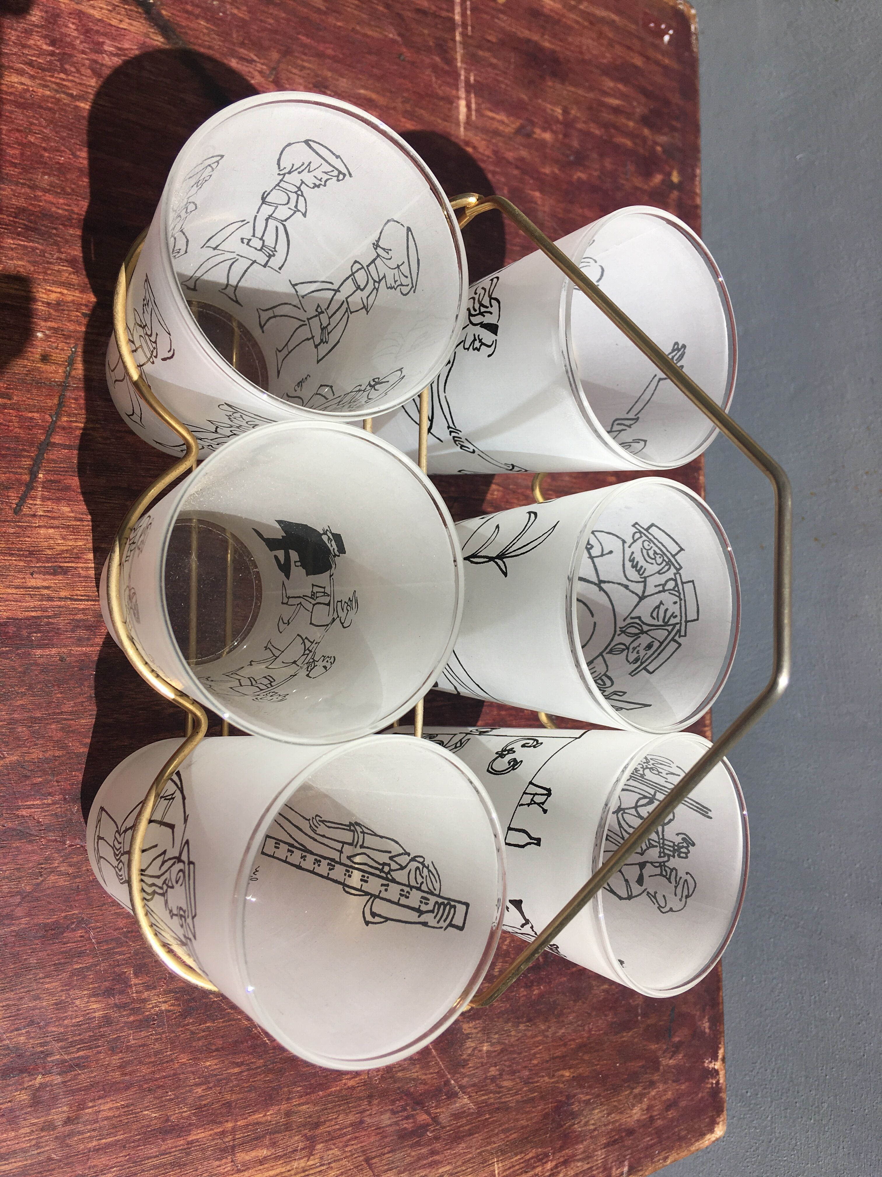 Set of glasses drawn by Cabù