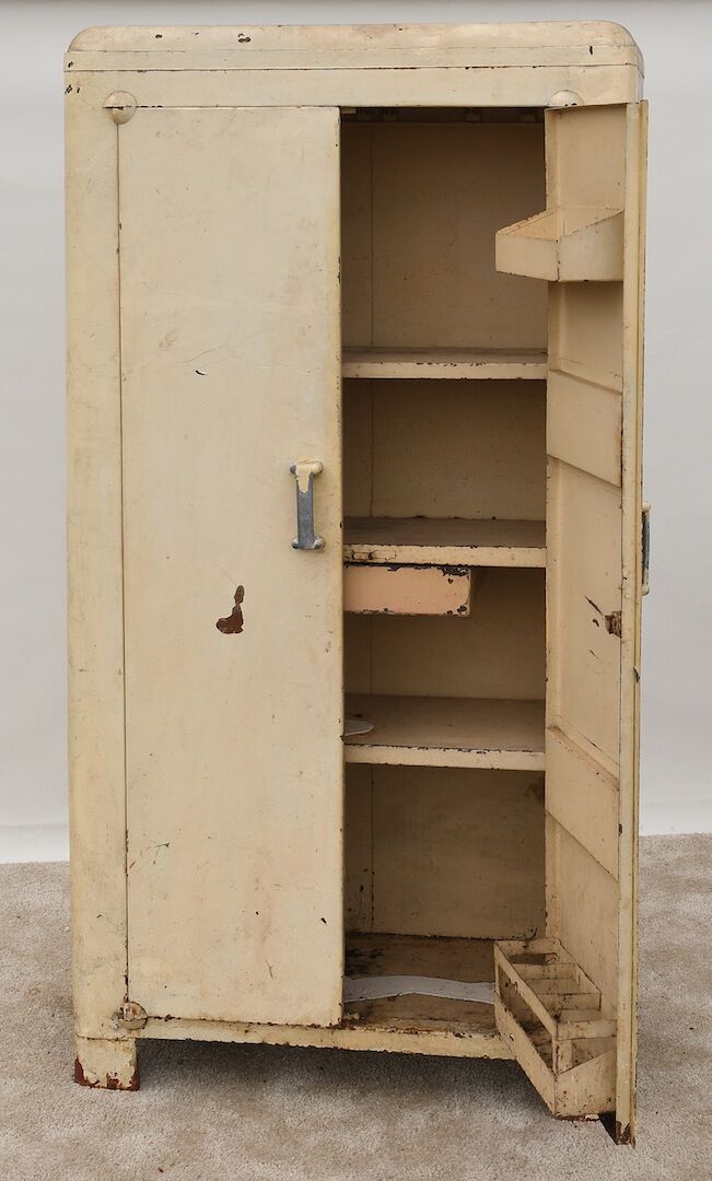 Strong wardrobe in cream-last metal