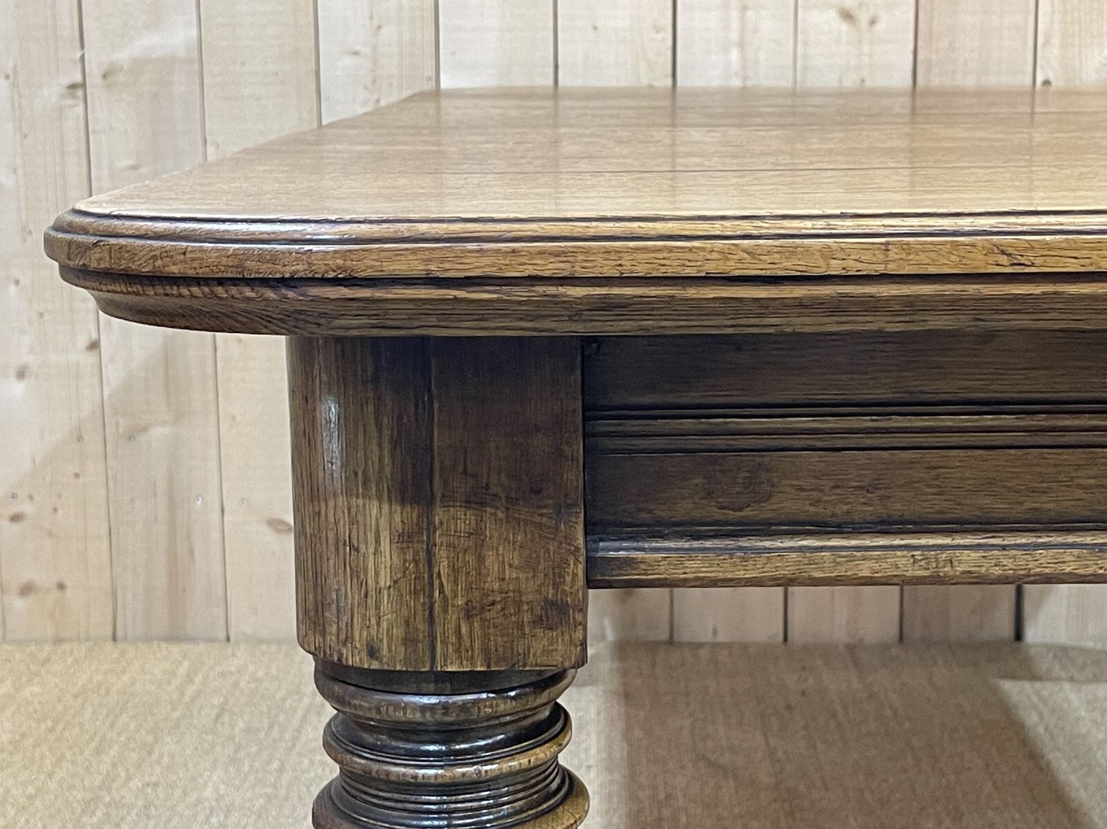 English nineteenth oak table with 1 crank extension