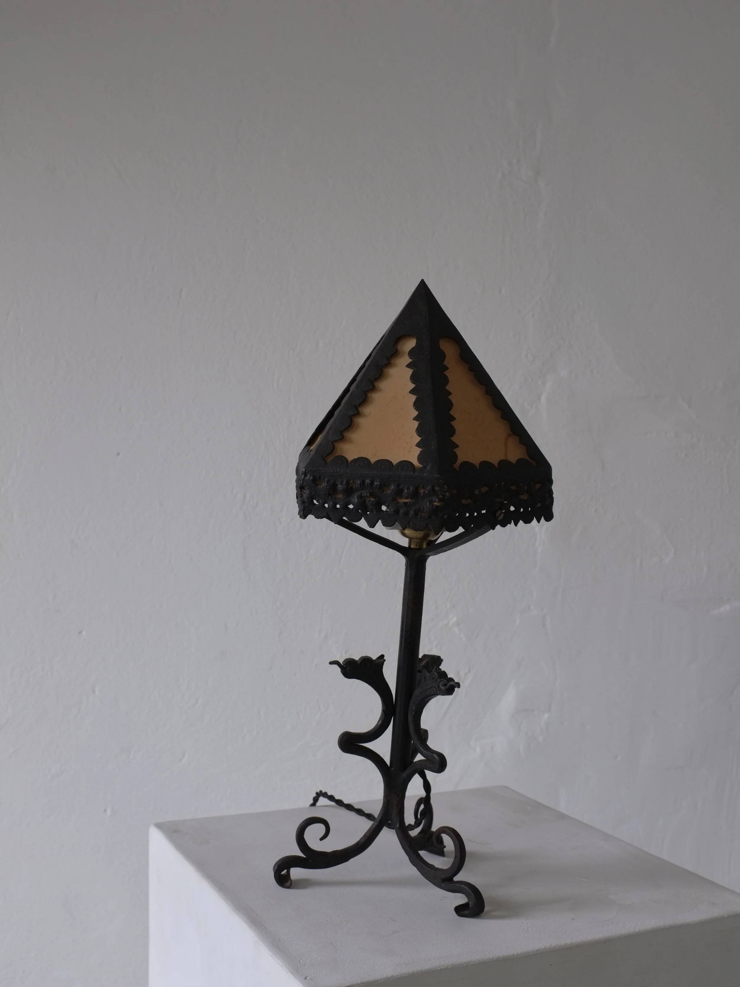 Lampe de table dragon en fer forgé, style Arts & Crafts | Italie | Années 1910